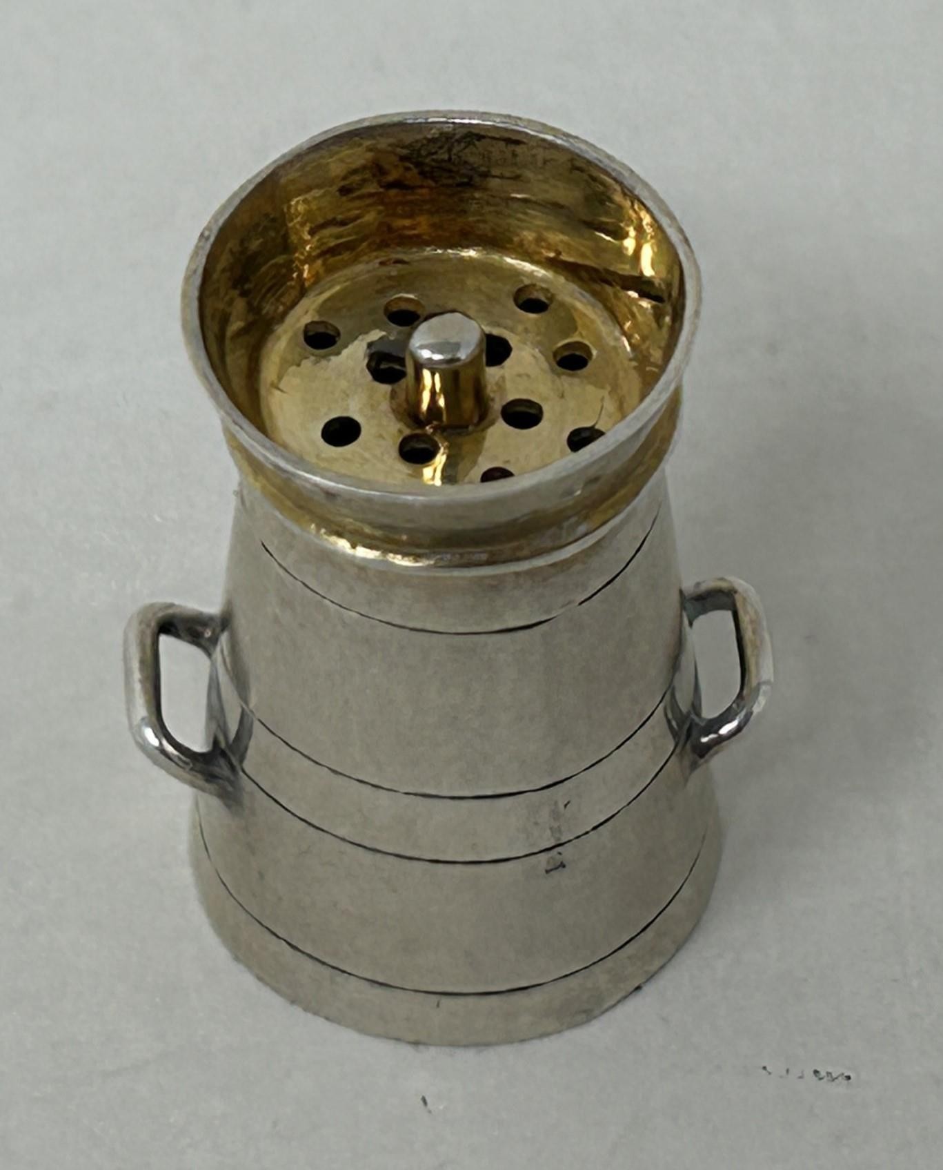 A Victorian silver novelty pepper, in the form of a milk churn, Chester 1877, 6.5 g - Image 2 of 4