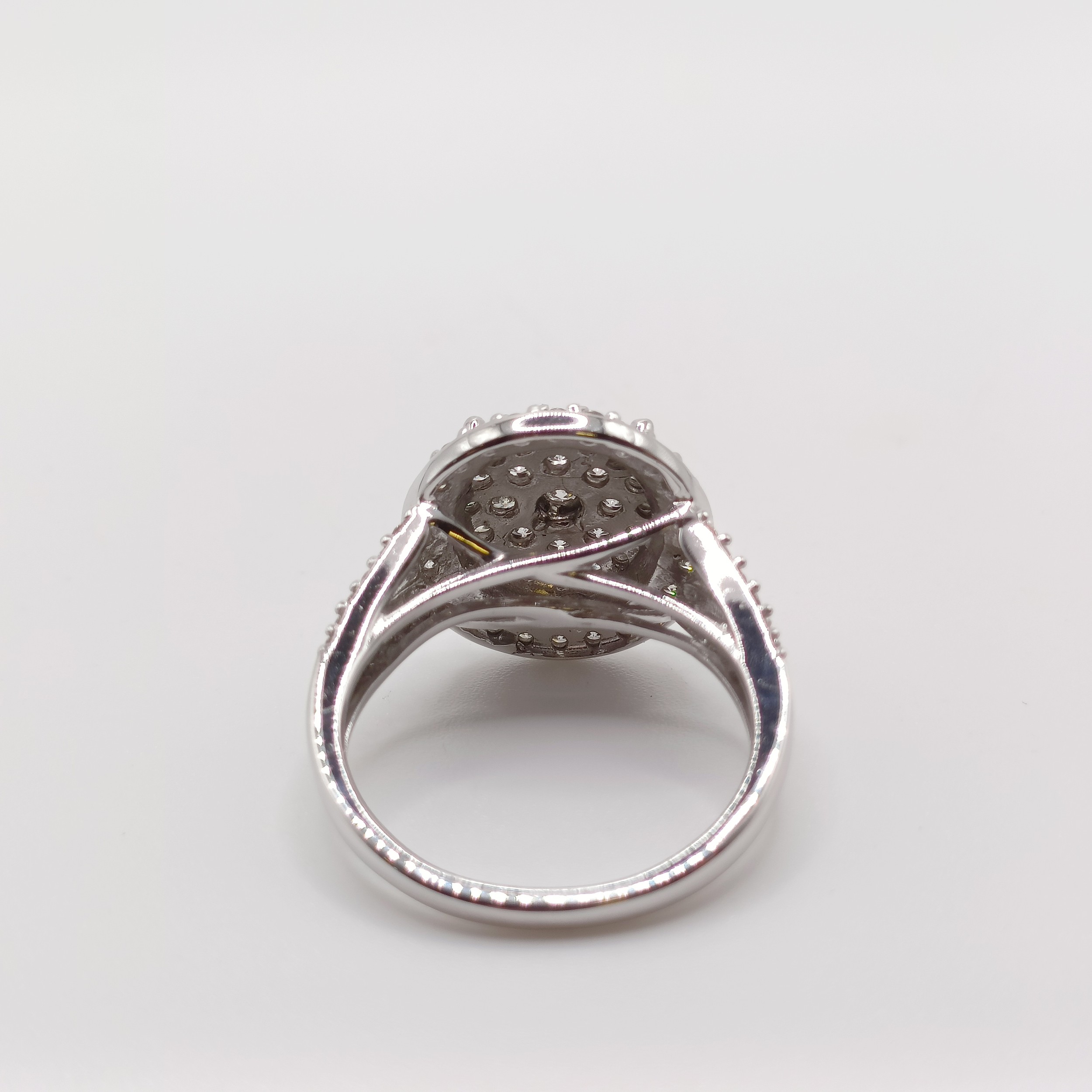 A diamond cluster ring, set in 9ct white gold, with split shoulders, R/C diamonds 1.00ct, ring - Bild 4 aus 7