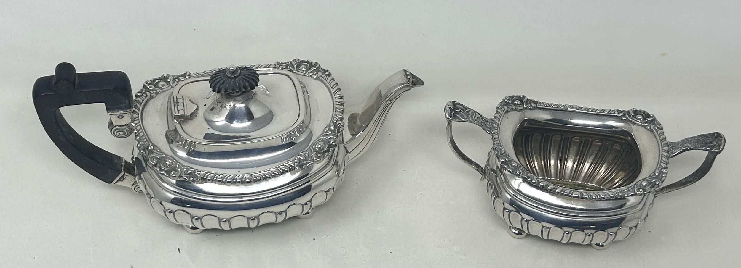 A George V silver bachelor teapot with an ebonised handle, and matching sugar bowl, London 1909, all - Bild 2 aus 11