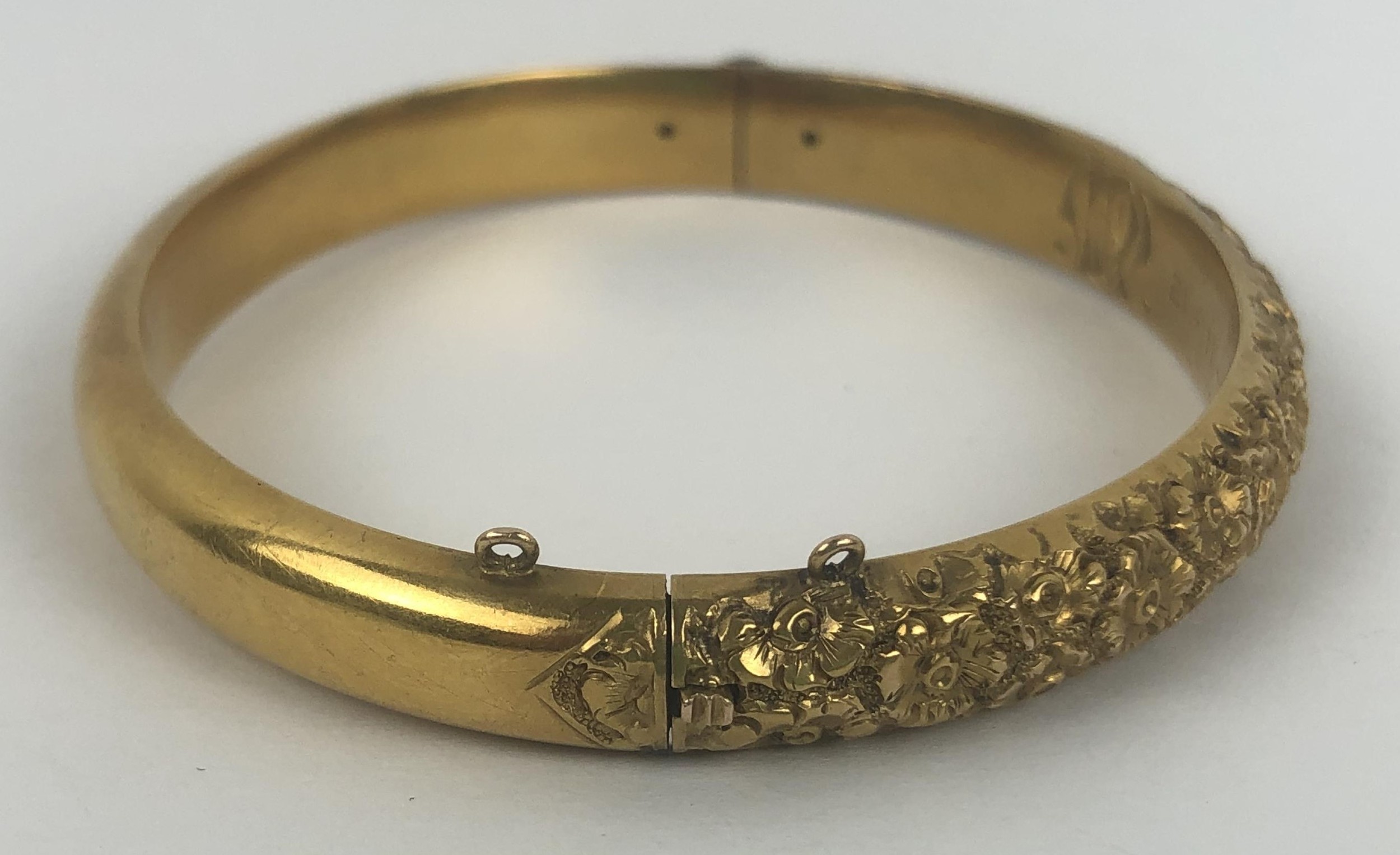 A Victorian 15ct gold hinged bangle, engraved with two sets of monogrammes and dated 21 11 89, 12. - Image 4 of 7