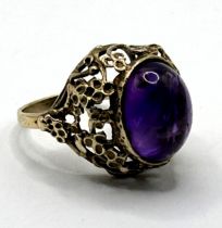 A 9ct gold cabochon cut purple stone ring, ring size O