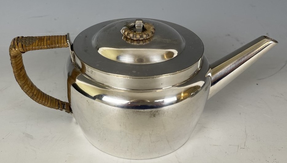 An early 20th century travelling two person picnic set, circa 1900-1904, the silver plated set by - Bild 9 aus 16