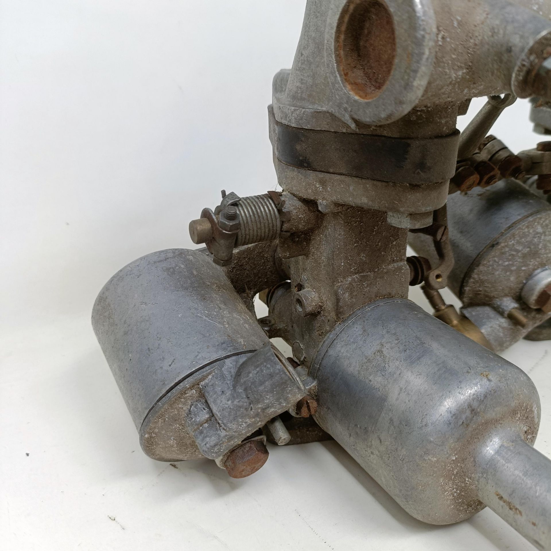 A pair of 1 1/4 inch SU carburettors, 6 inches between centres, on a manifold - Image 10 of 12