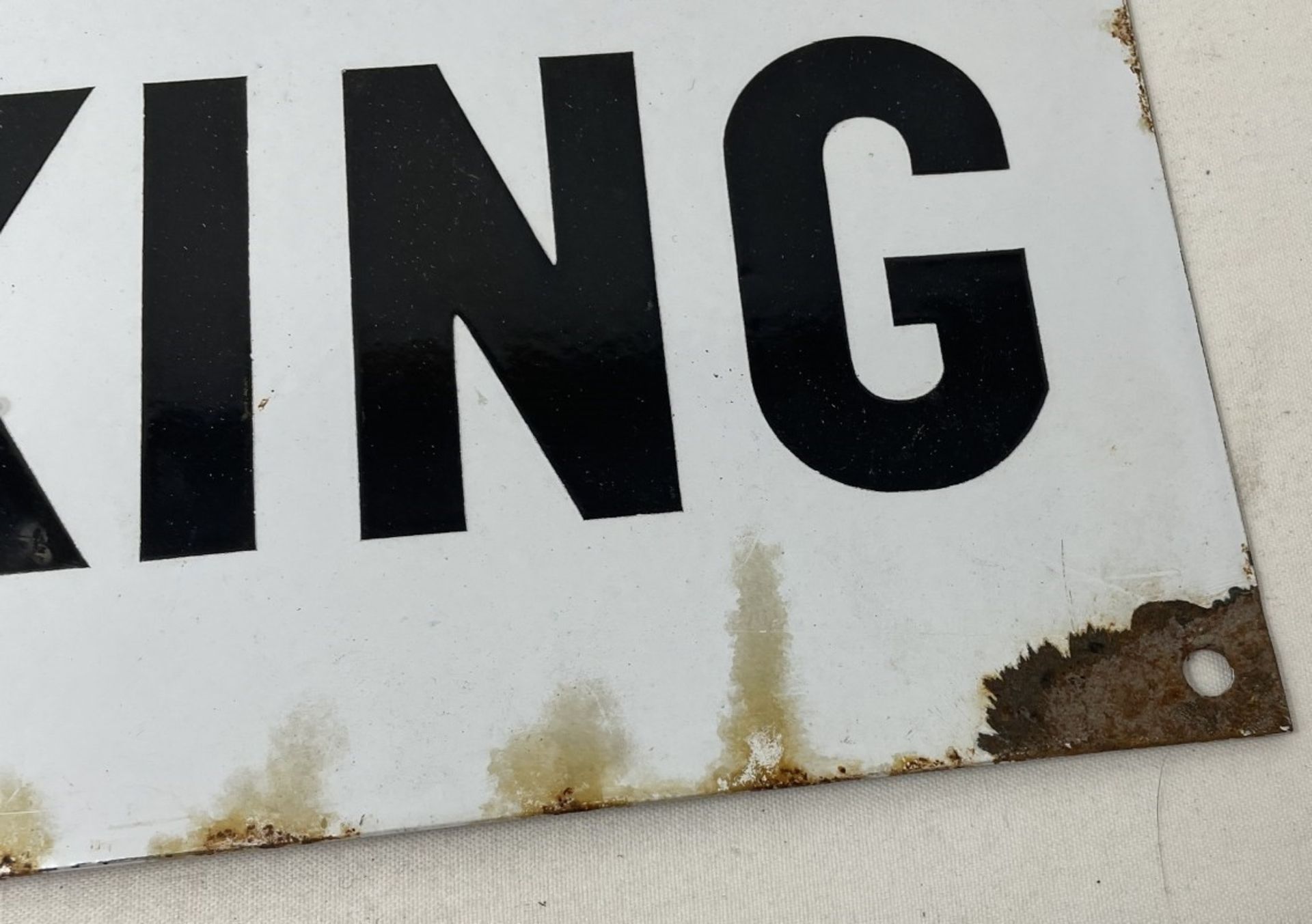 An enamel sign, No Smoking, 25.5 x 40.5 cm A little damage, mostly to the edges - Image 4 of 5
