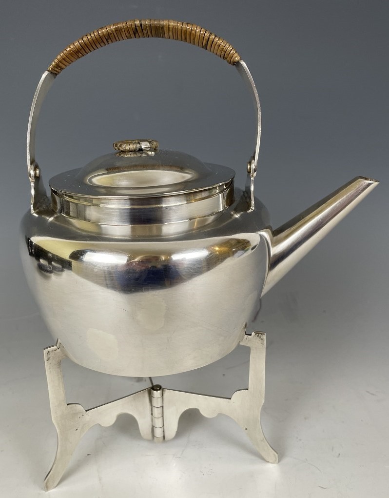 An early 20th century travelling two person picnic set, circa 1900-1904, the silver plated set by - Bild 4 aus 16