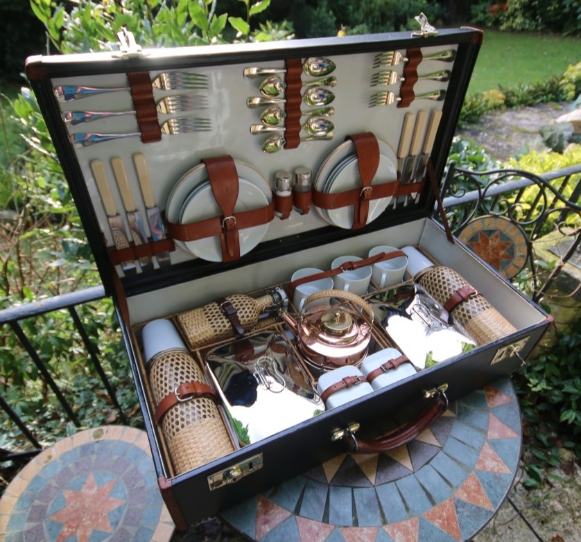 A fine Drew 1909 six person picnic set, complete, fitted with a fine set of bone china cups and - Bild 2 aus 7