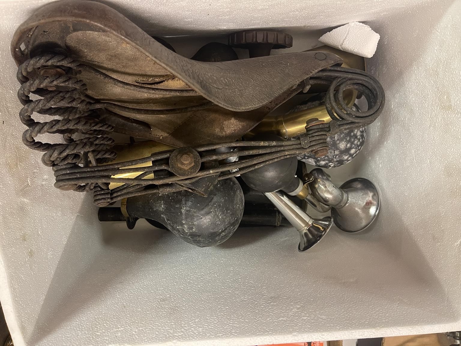 A Brooks vintage seat and assorted bulb horns (box) - Image 3 of 3