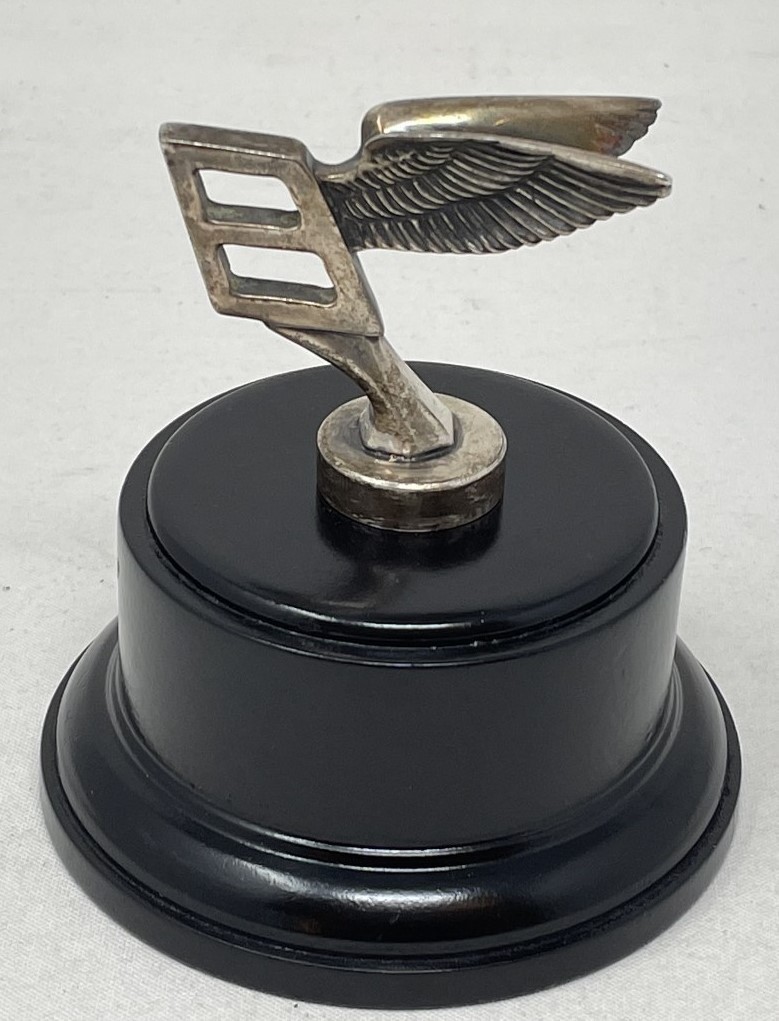 An unusual Bentley long service presentation mascot, formed as a miniature B mascot, mounted on - Image 2 of 5
