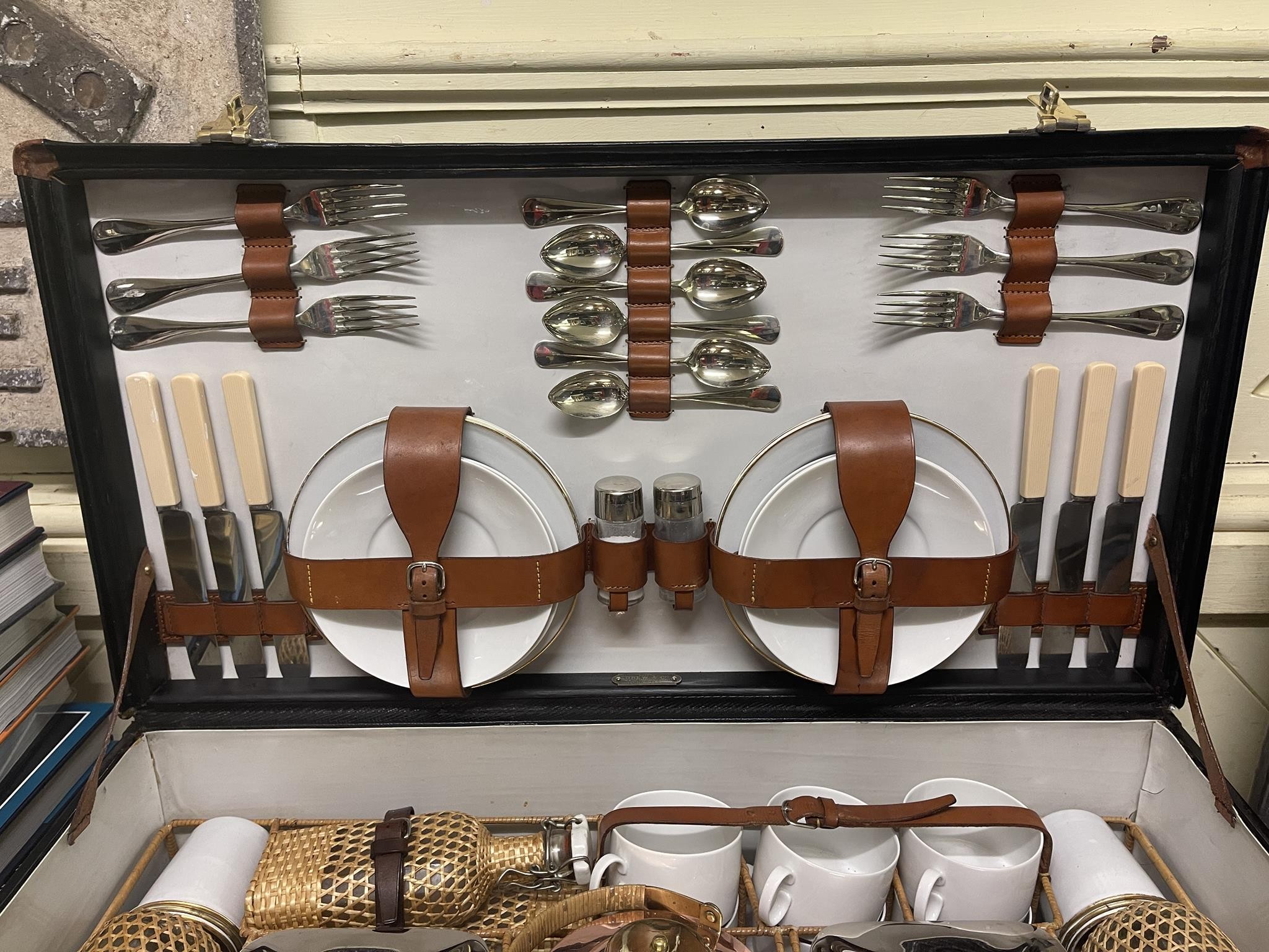 A fine Drew 1909 six person picnic set, complete, fitted with a fine set of bone china cups and - Bild 5 aus 7