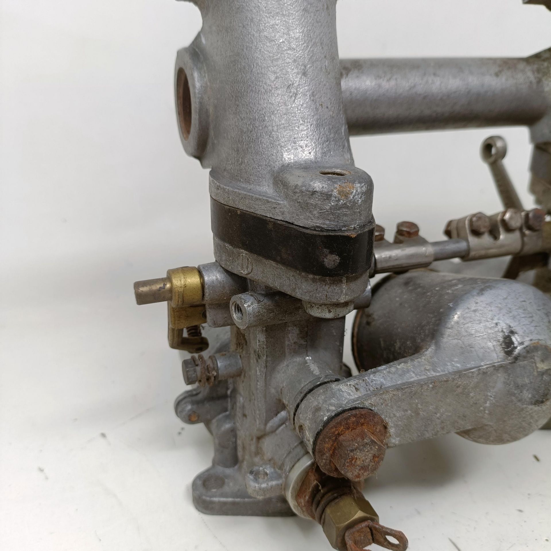 A pair of 1 1/4 inch SU carburettors, 6 inches between centres, on a manifold - Image 5 of 12