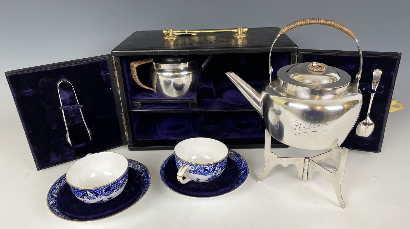 An early 20th century travelling two person picnic set, circa 1900-1904, the silver plated set by - Bild 3 aus 16