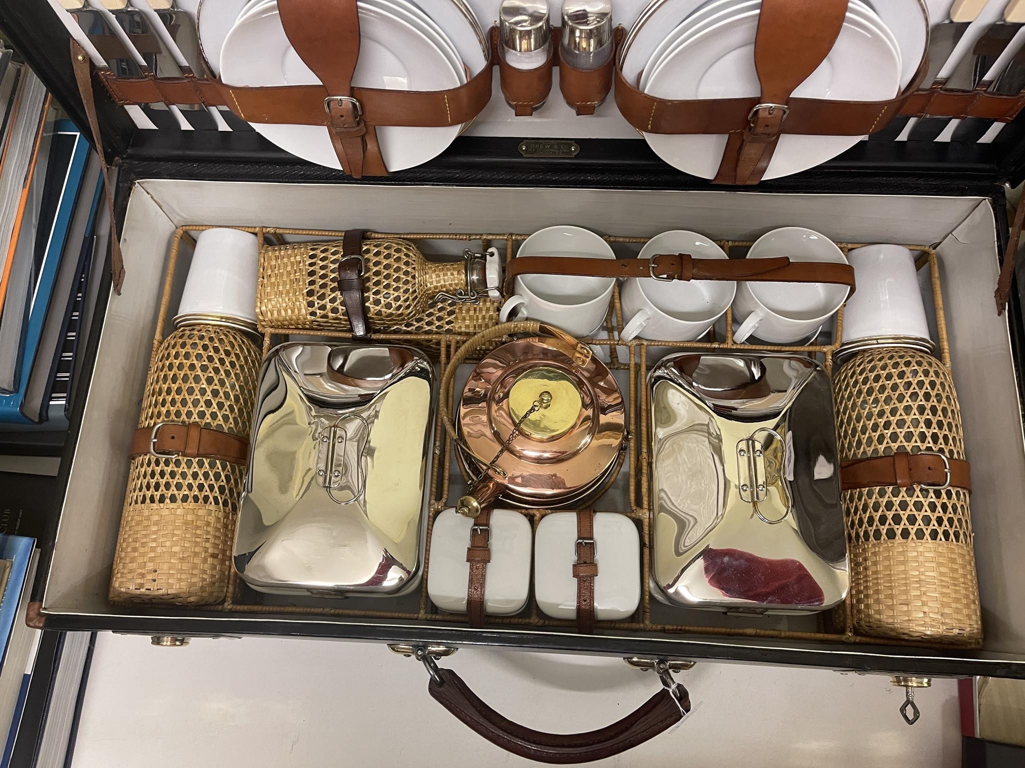 A fine Drew 1909 six person picnic set, complete, fitted with a fine set of bone china cups and - Bild 4 aus 7