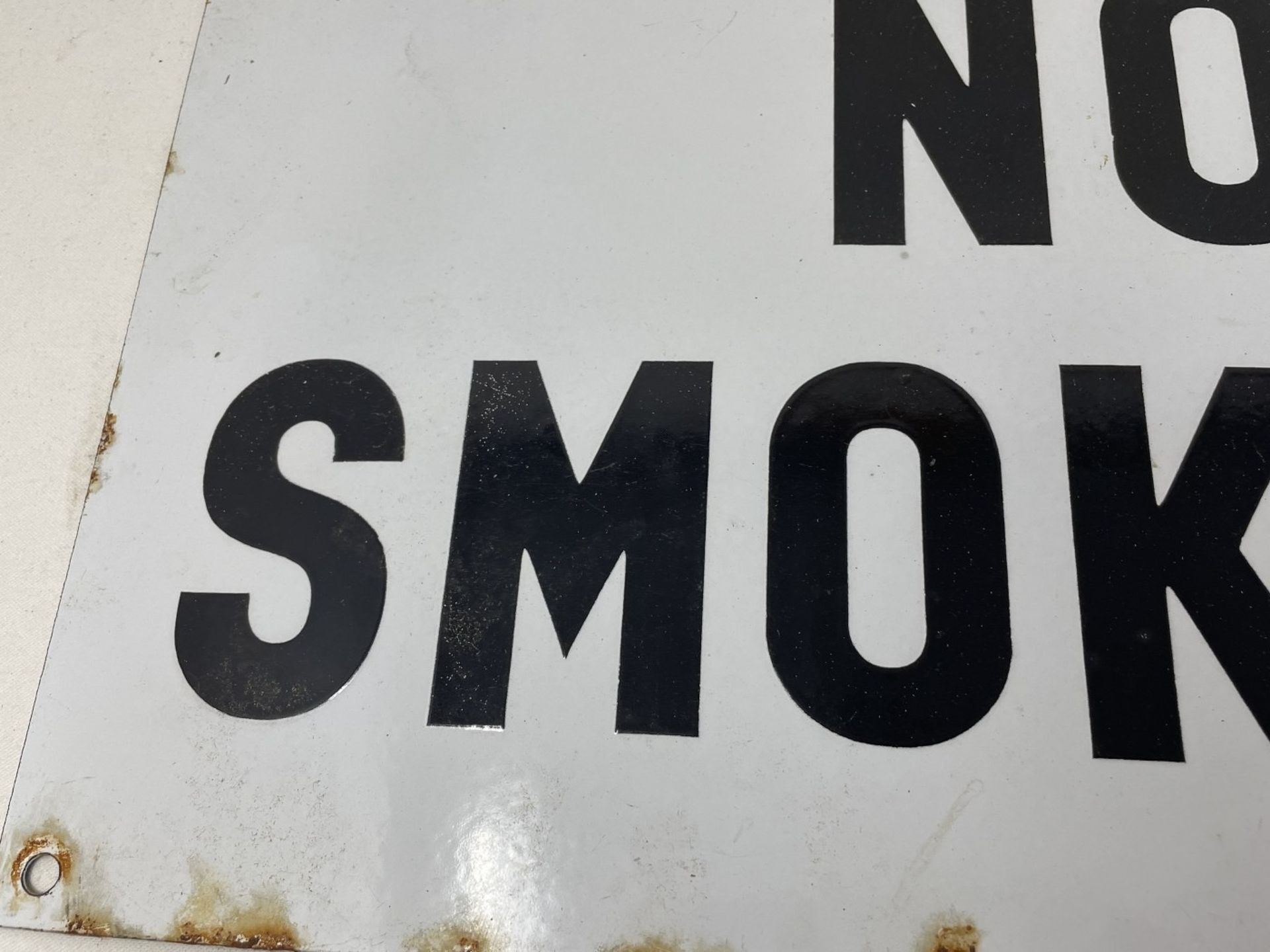 An enamel sign, No Smoking, 25.5 x 40.5 cm A little damage, mostly to the edges - Image 5 of 5