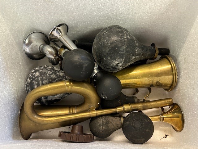 A Brooks vintage seat and assorted bulb horns (box) - Image 2 of 3