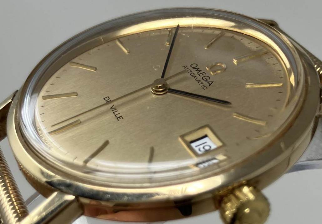 A gentleman's 9ct gold Omega Automatic De Ville wristwatch, with baton indices and date, on a 9ct - Bild 2 aus 5