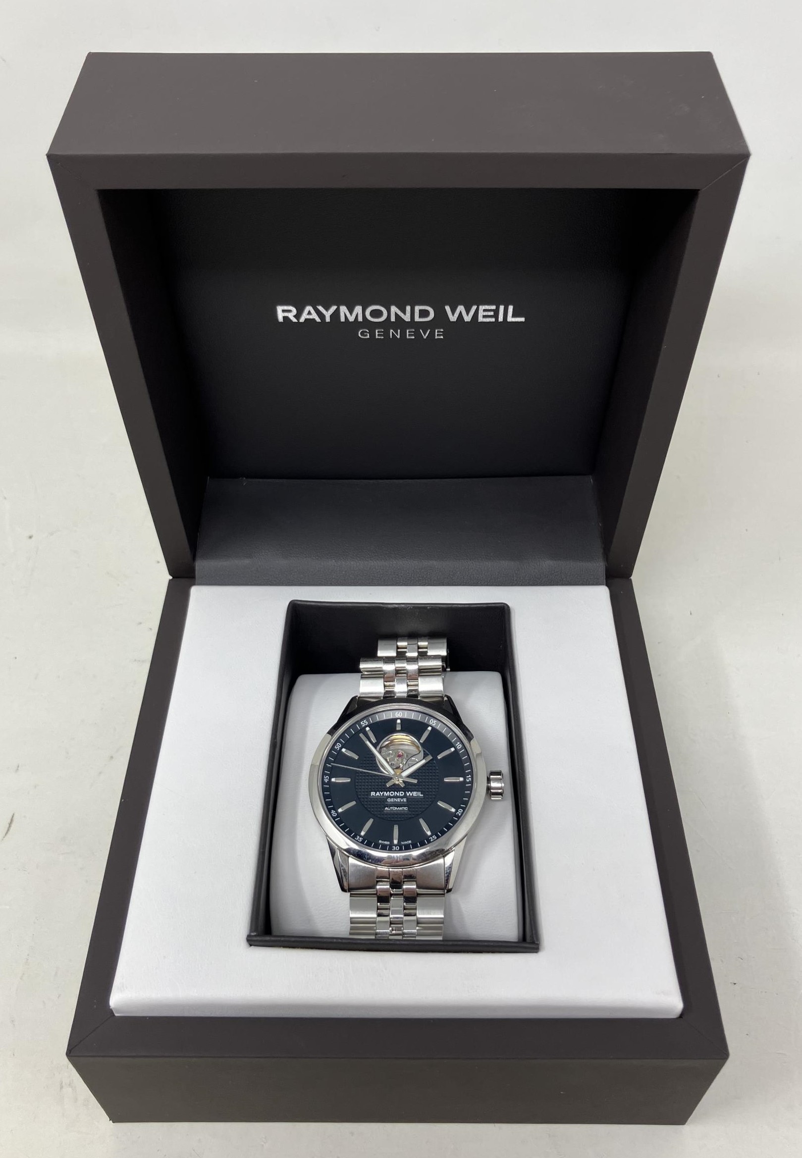 A gentleman's stainless steel Raymond Weil Geneve Automatic wristwatch, boxed, with instructions, - Bild 3 aus 4