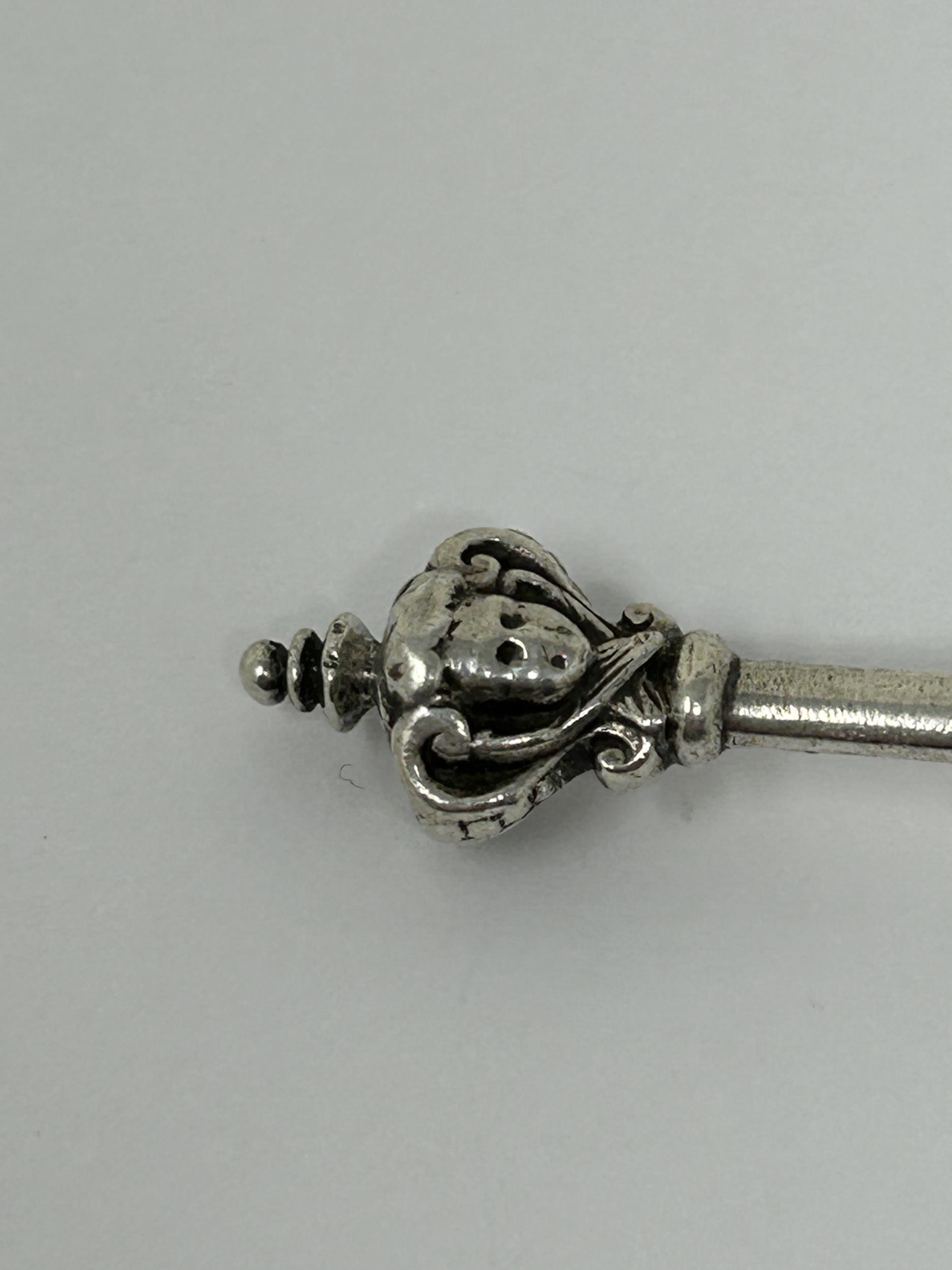 A silver coloured metal caddy spoon, 4 g - Bild 5 aus 6