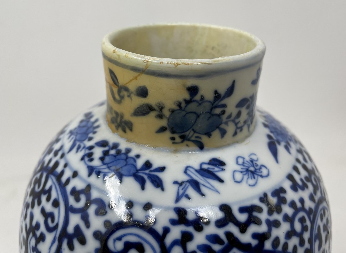 A Chinese blue and white vase and cover, decorated bird and foliage, four character mark to base, 30 - Image 5 of 7