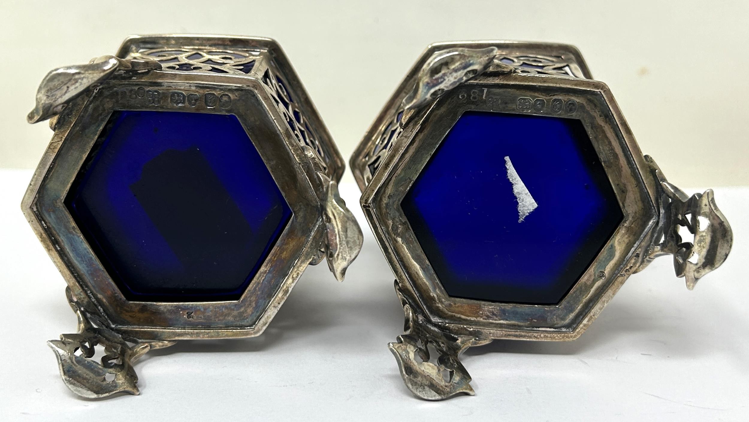 A pair of early Victorian hexagonal pierced silver salts, London 1840, 7.2 ozt, with blue glass - Image 4 of 6