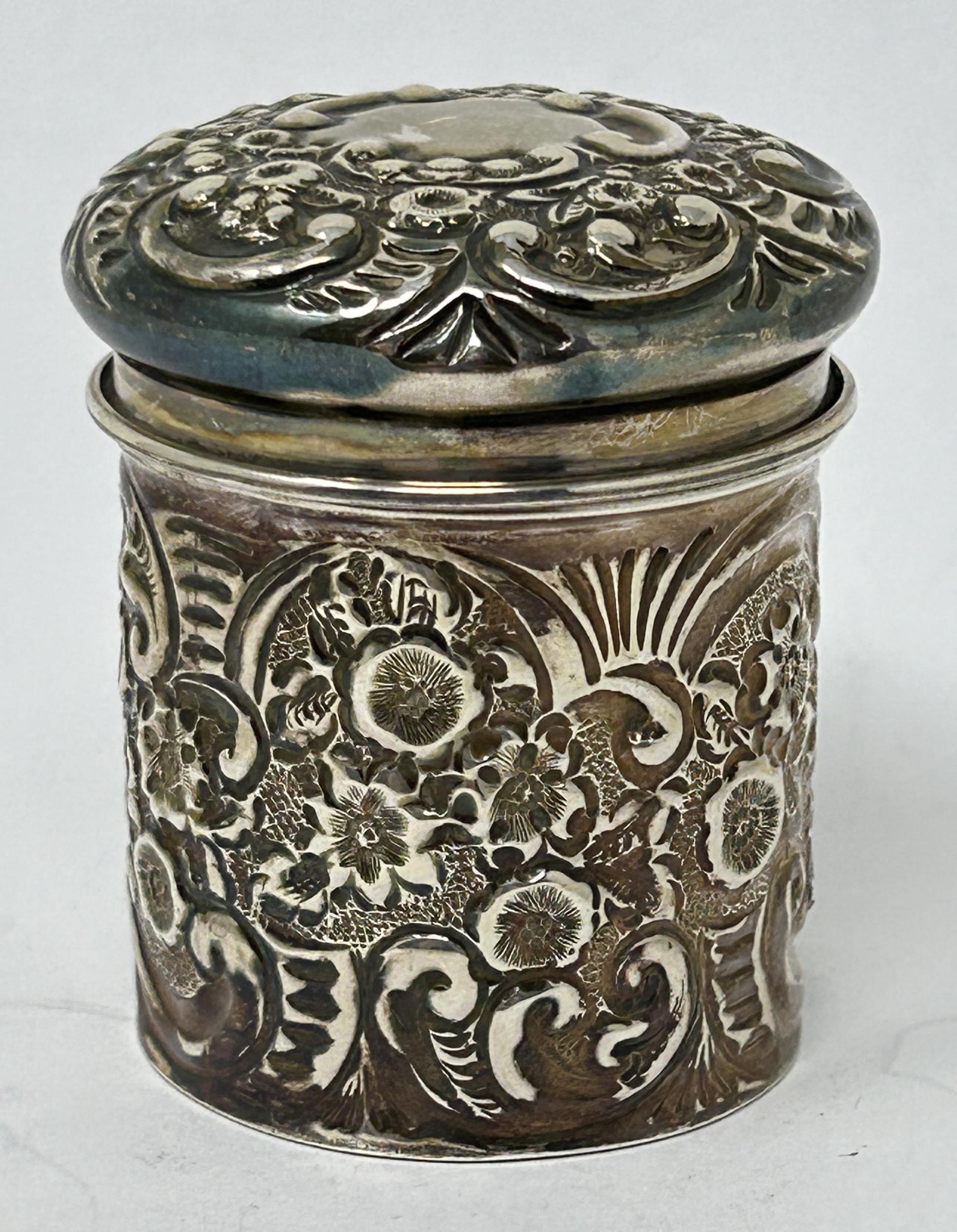 An Edward VII silver cylindrical box and cover, Sheffield 1901, 1.5 ozt - Image 6 of 7