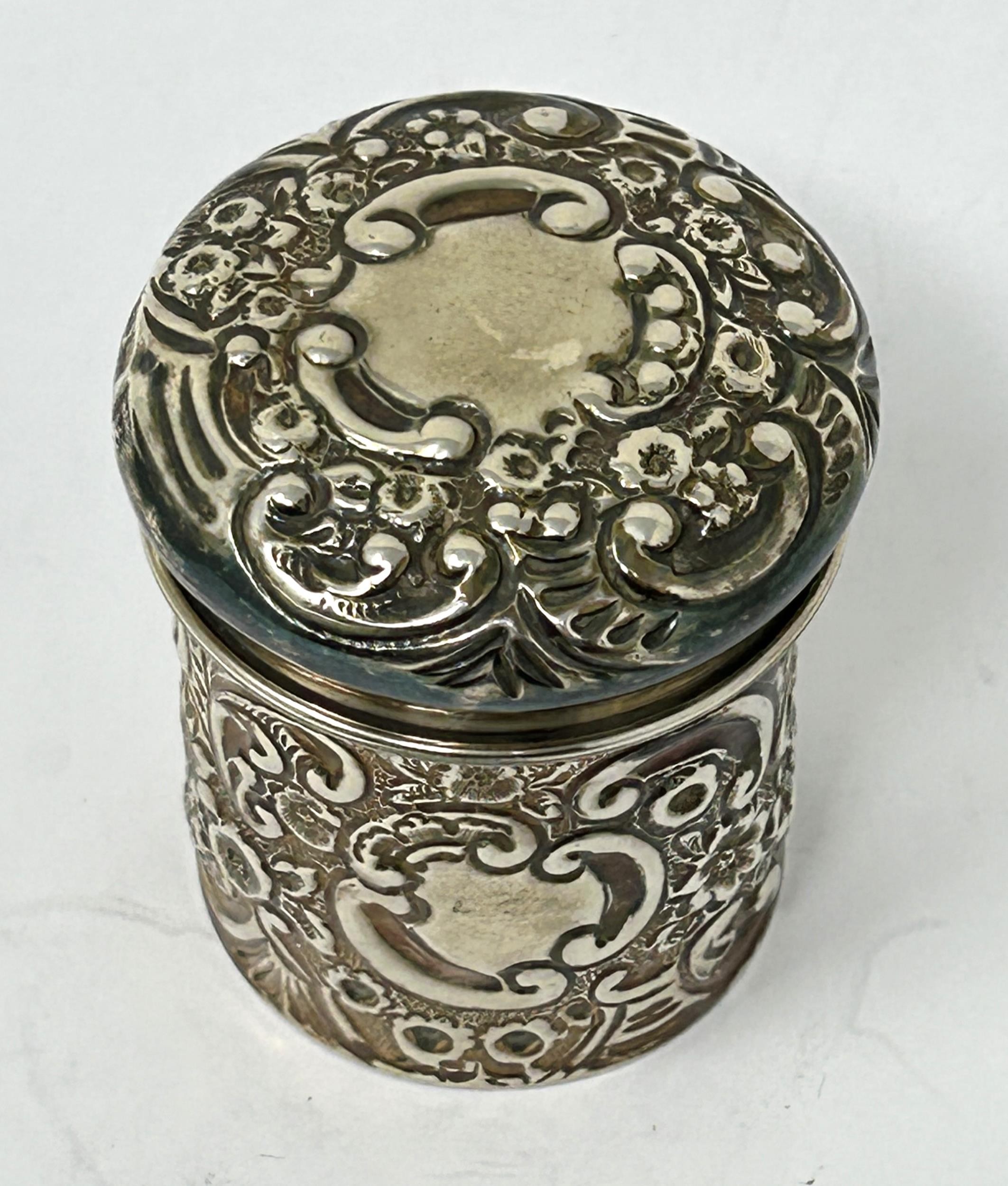 An Edward VII silver cylindrical box and cover, Sheffield 1901, 1.5 ozt - Image 2 of 7