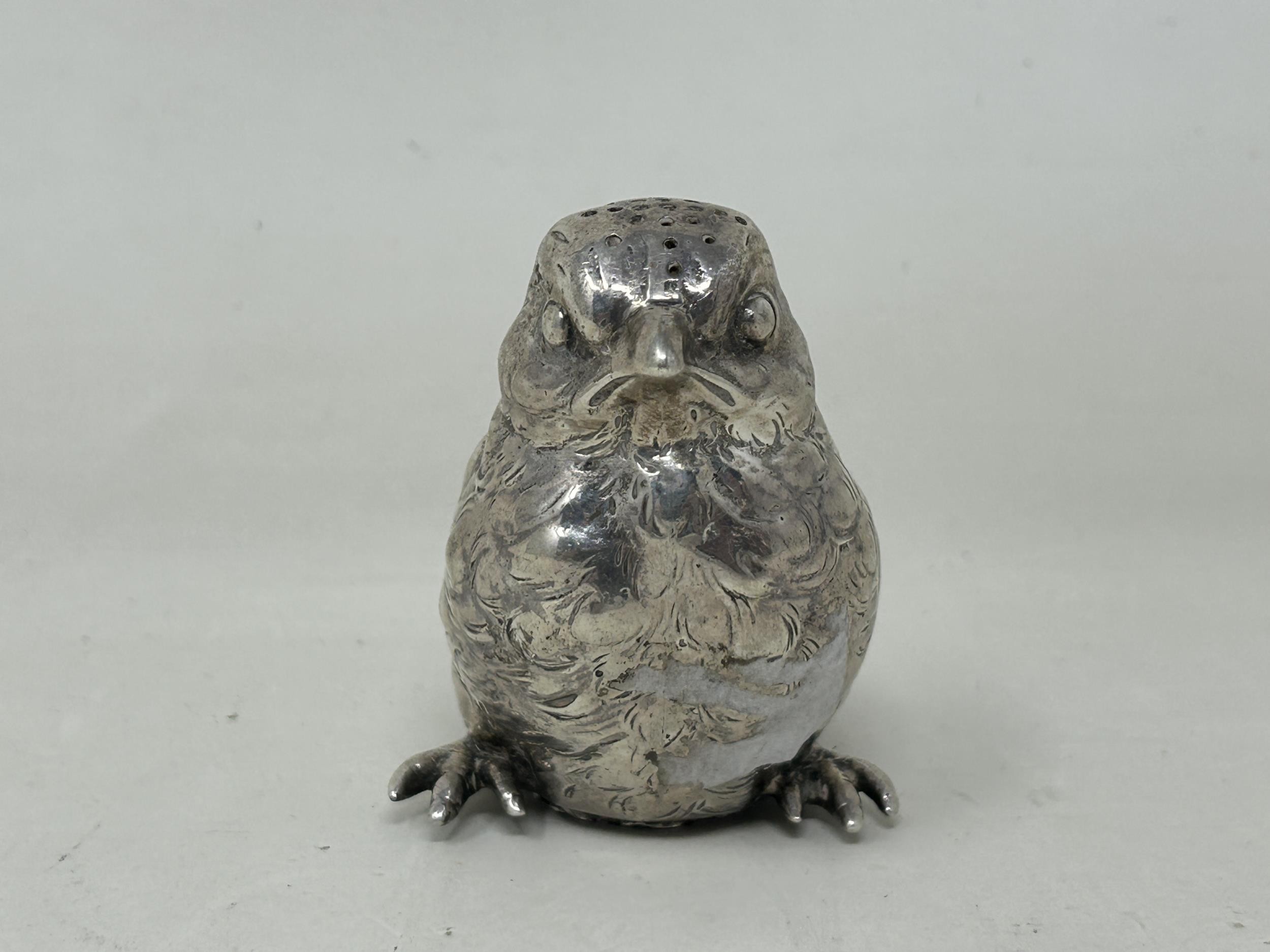 A novelty Continental silver coloured metal pepper, in the form of a chick, import marks for - Image 2 of 5