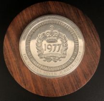 A silver and mahogany paperweight, to commemorate the Queen's Silver Jubilee, 13 cm diameter