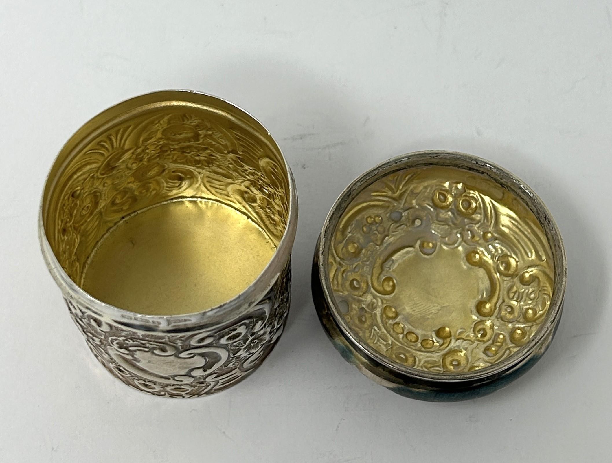 An Edward VII silver cylindrical box and cover, Sheffield 1901, 1.5 ozt - Image 3 of 7