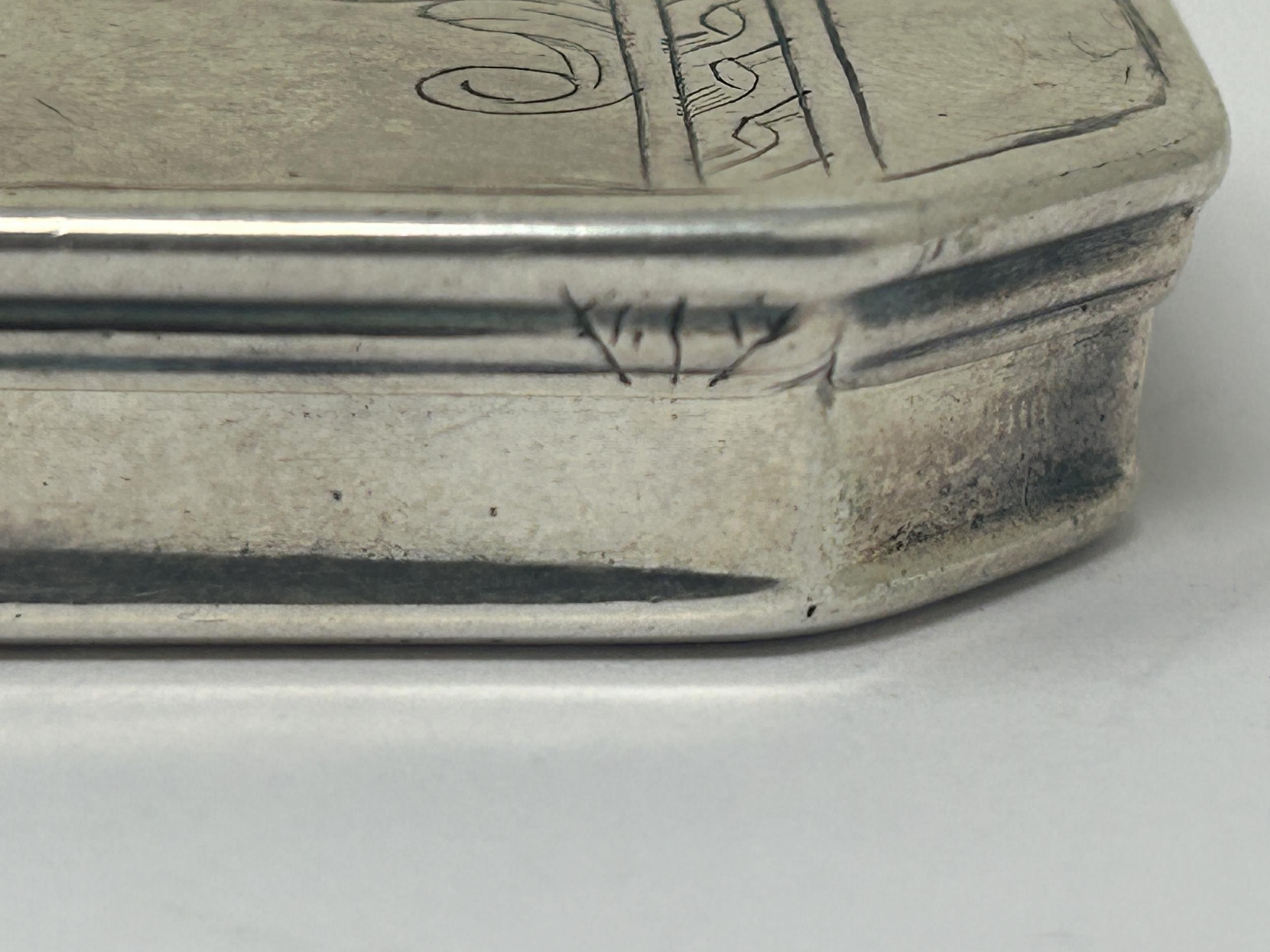 An 18th century silver snuff box, marks rubbed, 48.7 g - Image 6 of 6