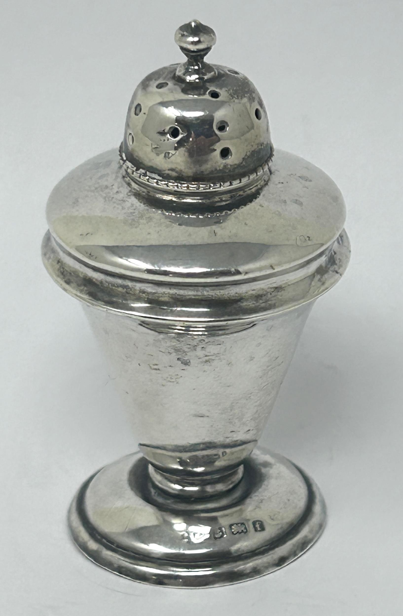 An Edward VII silver pepper, Birmingham 1905, 19.4 g - Image 2 of 4