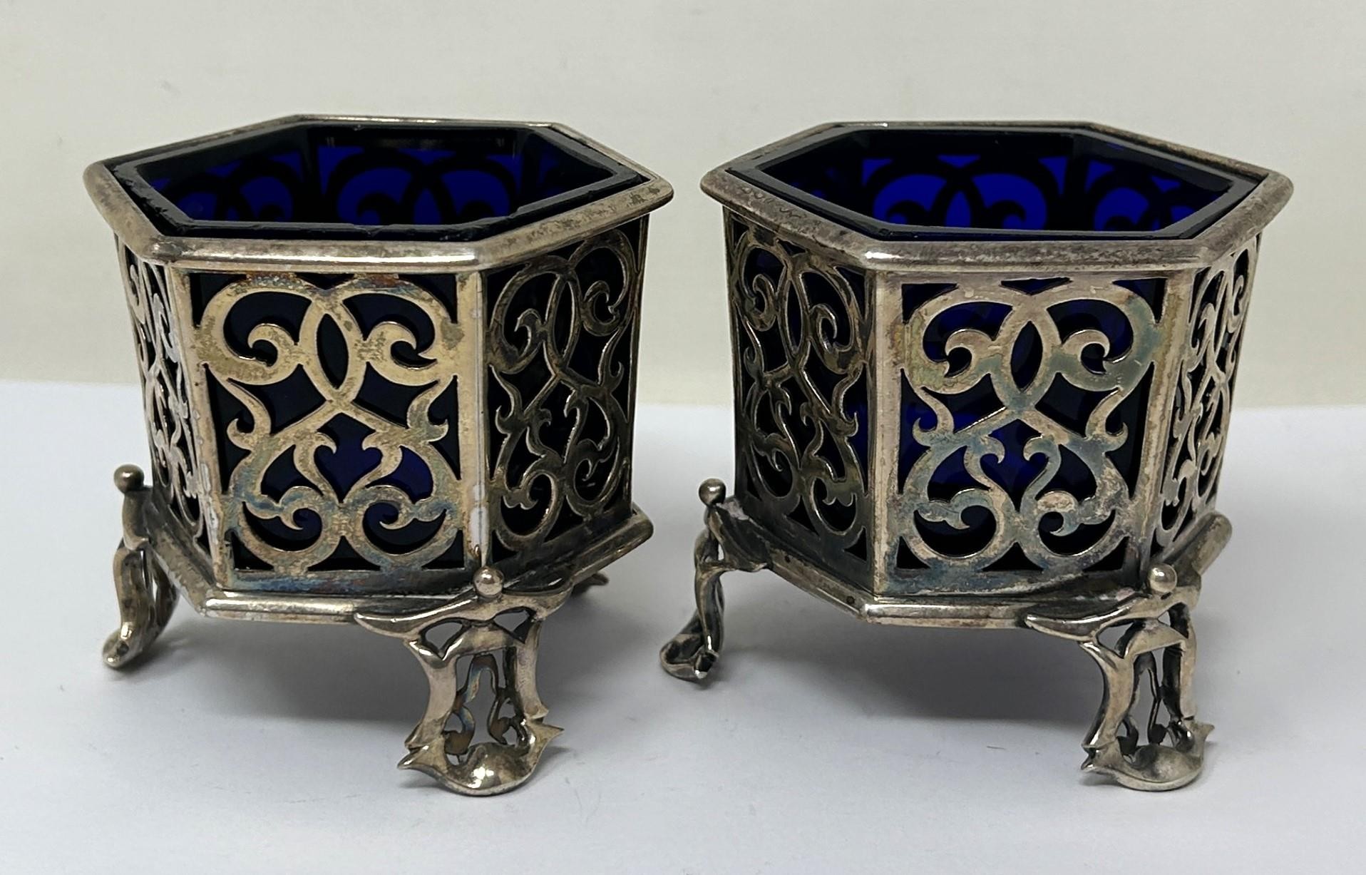 A pair of early Victorian hexagonal pierced silver salts, London 1840, 7.2 ozt, with blue glass - Image 3 of 6