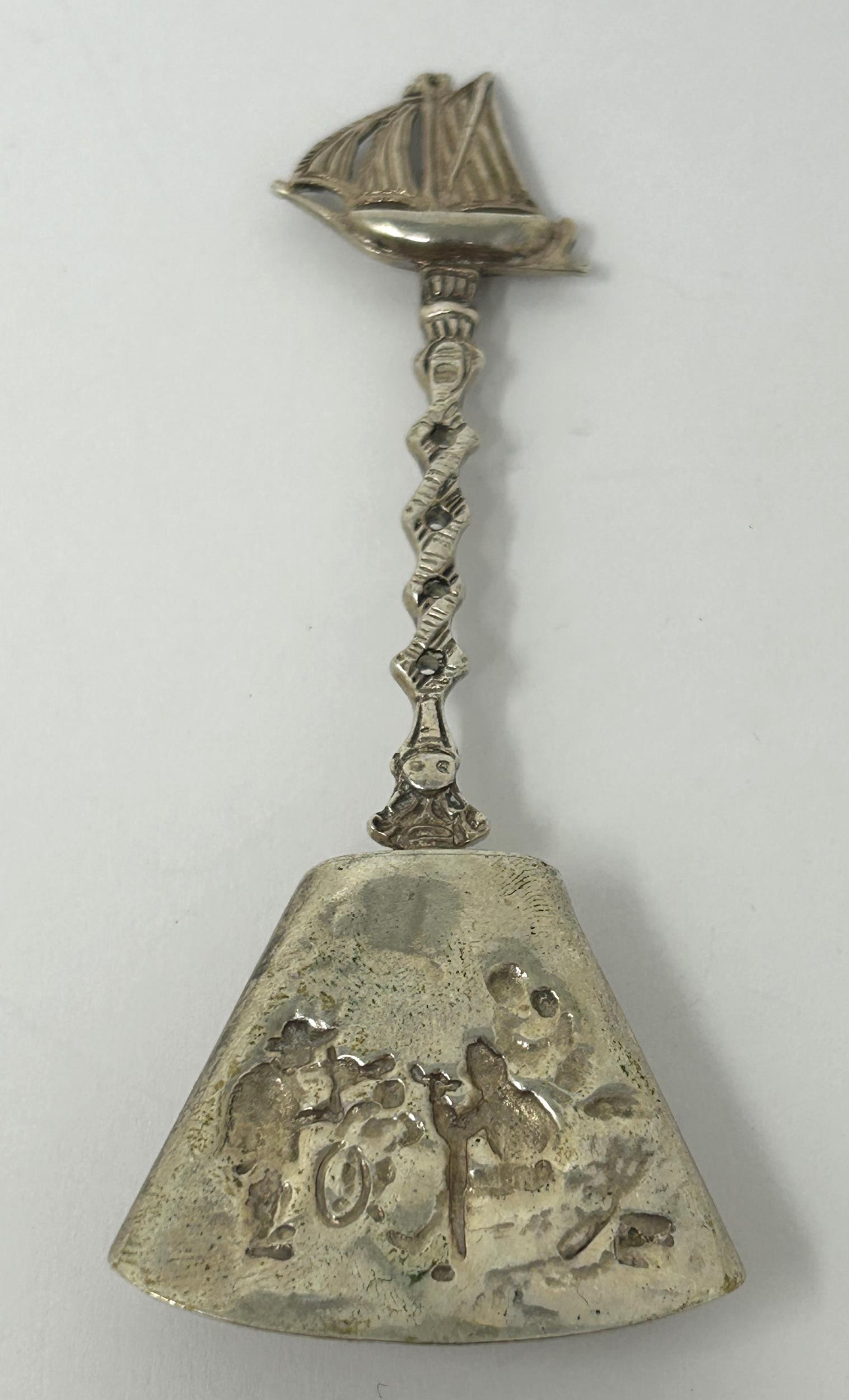 A Continental silver coloured metal novelty caddy spoon, with a ship finial, 18 g - Image 4 of 4