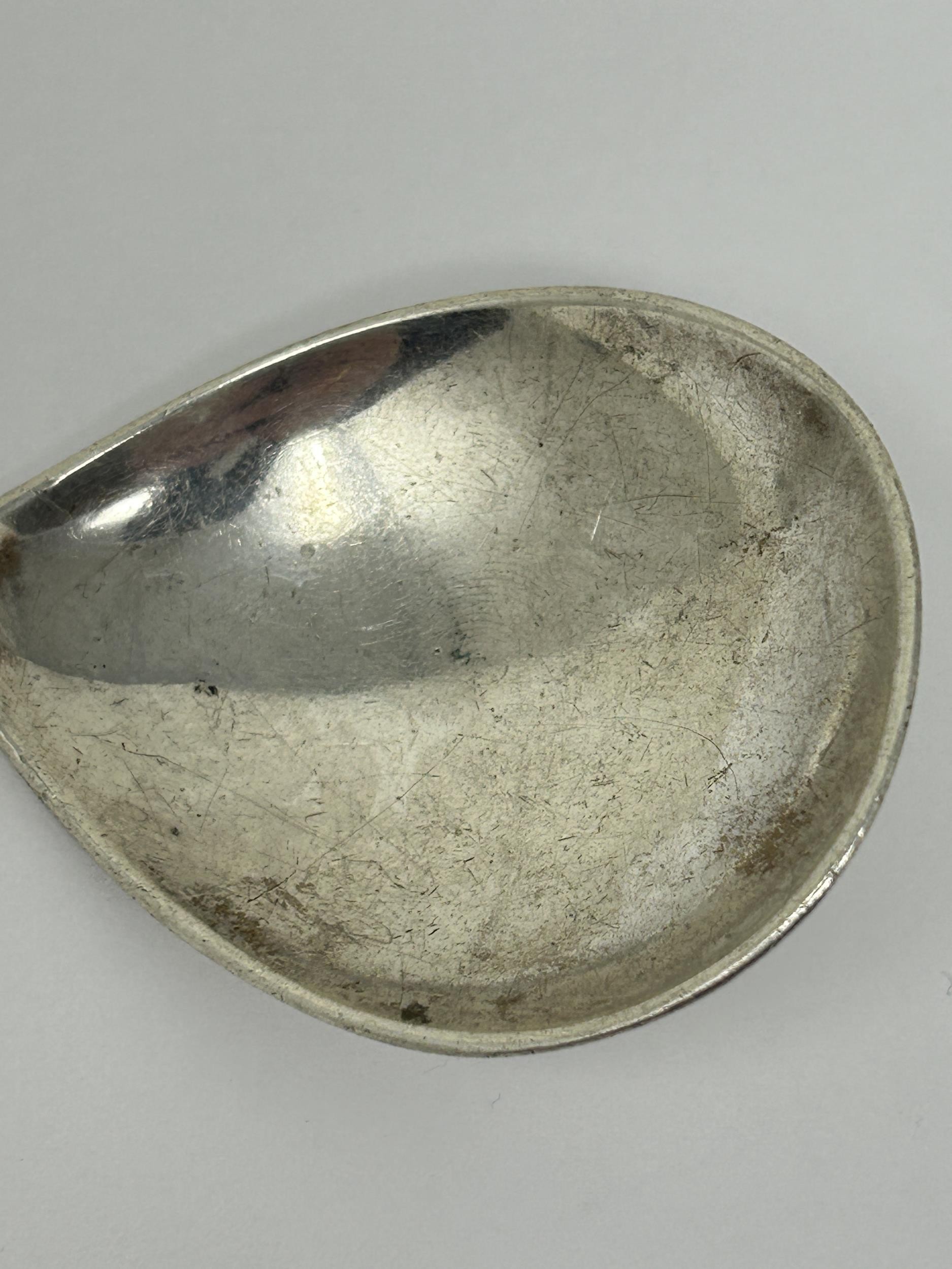 A silver coloured metal caddy spoon, 4 g - Bild 3 aus 6