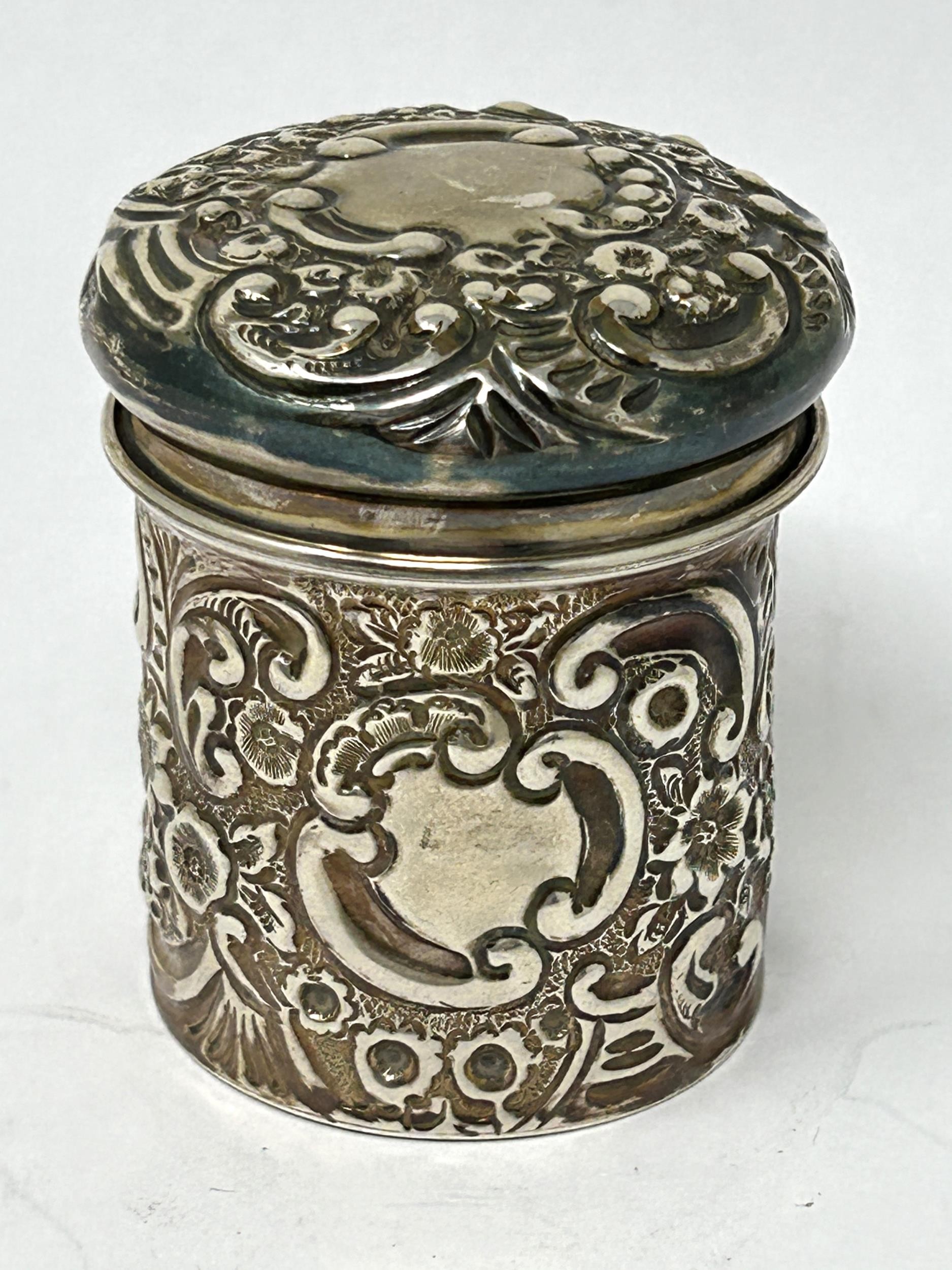 An Edward VII silver cylindrical box and cover, Sheffield 1901, 1.5 ozt