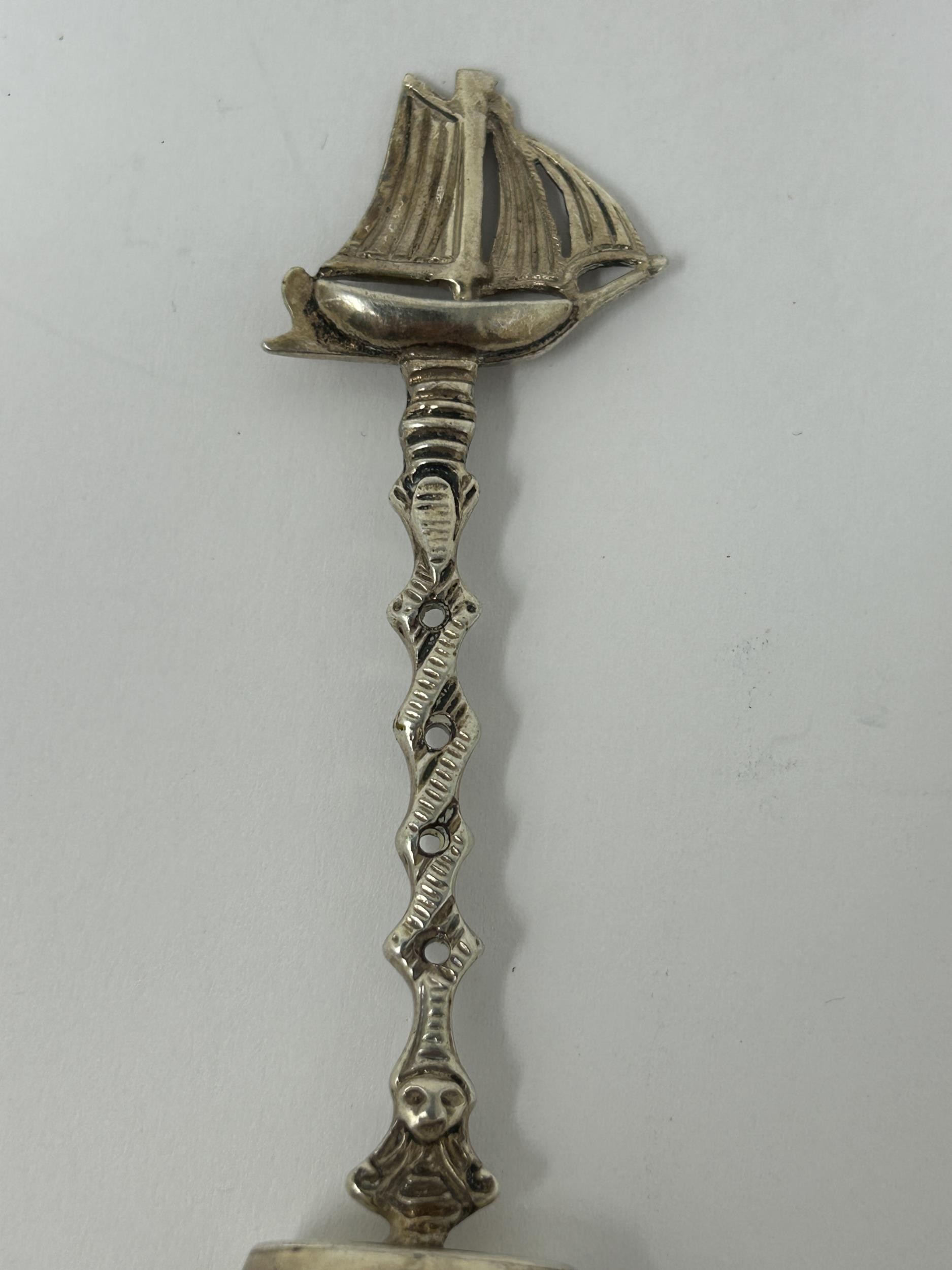 A Continental silver coloured metal novelty caddy spoon, with a ship finial, 18 g - Image 3 of 4