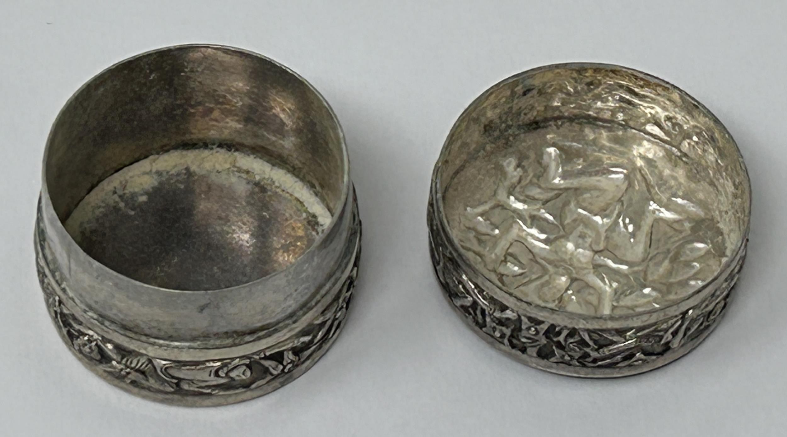 An Indian silver coloured metal pill box, decorated a figure, 19.2 g - Image 4 of 4