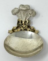 A silver and silver gilt caddy spoon, by Stuart Devlin, London 1977, 29 g