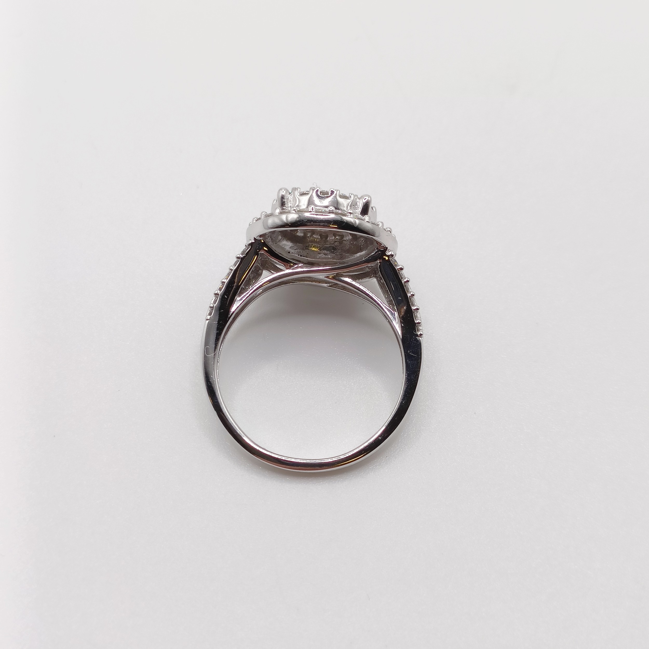 A diamond cluster ring, set in 9ct white gold, with split shoulders, R/C diamonds 1.00ct, ring - Image 5 of 7