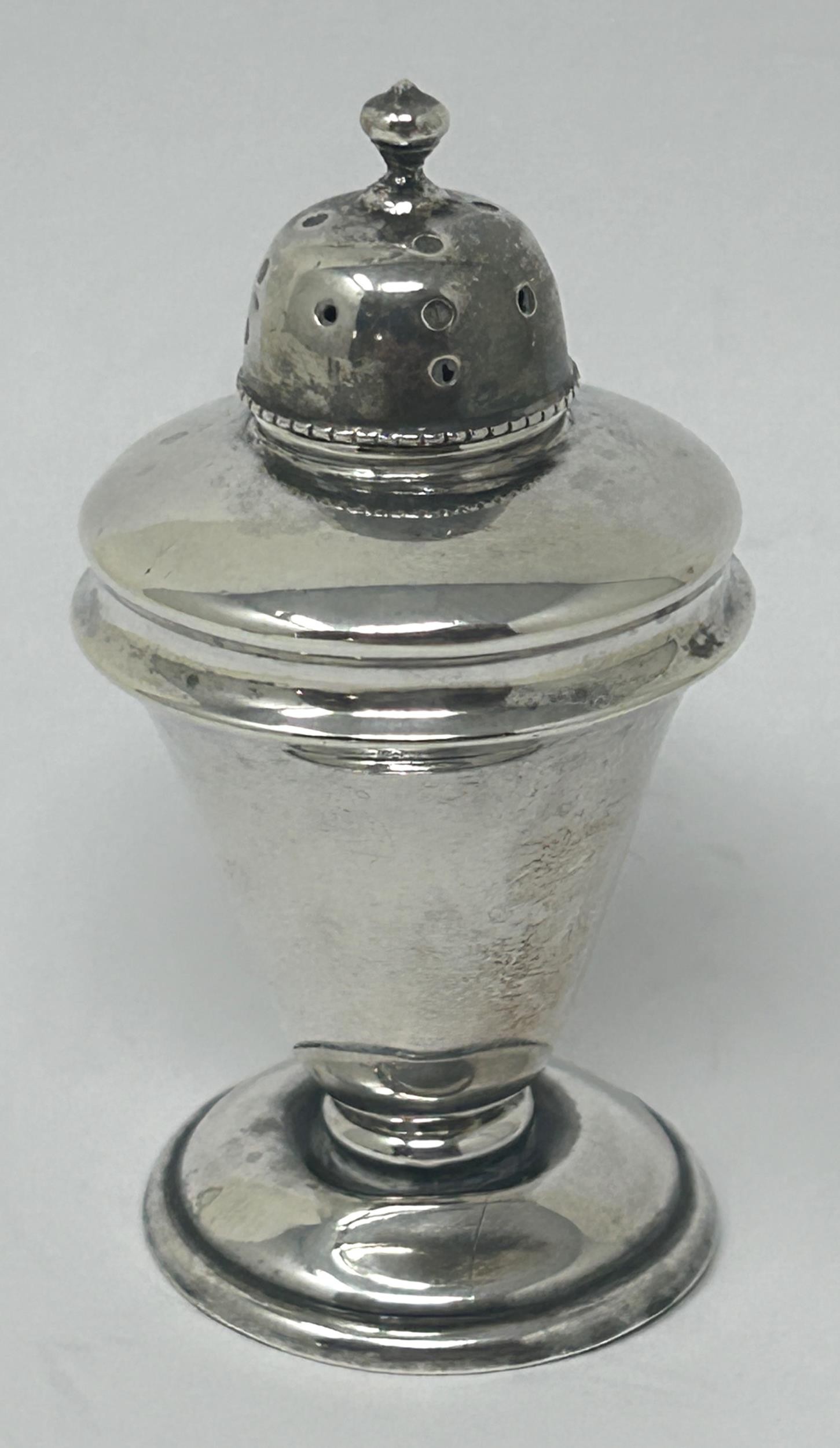 An Edward VII silver pepper, Birmingham 1905, 19.4 g