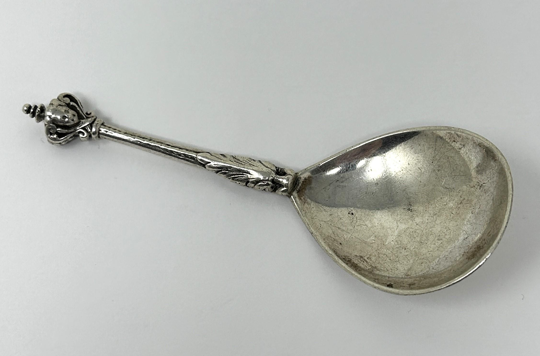 A silver coloured metal caddy spoon, 4 g