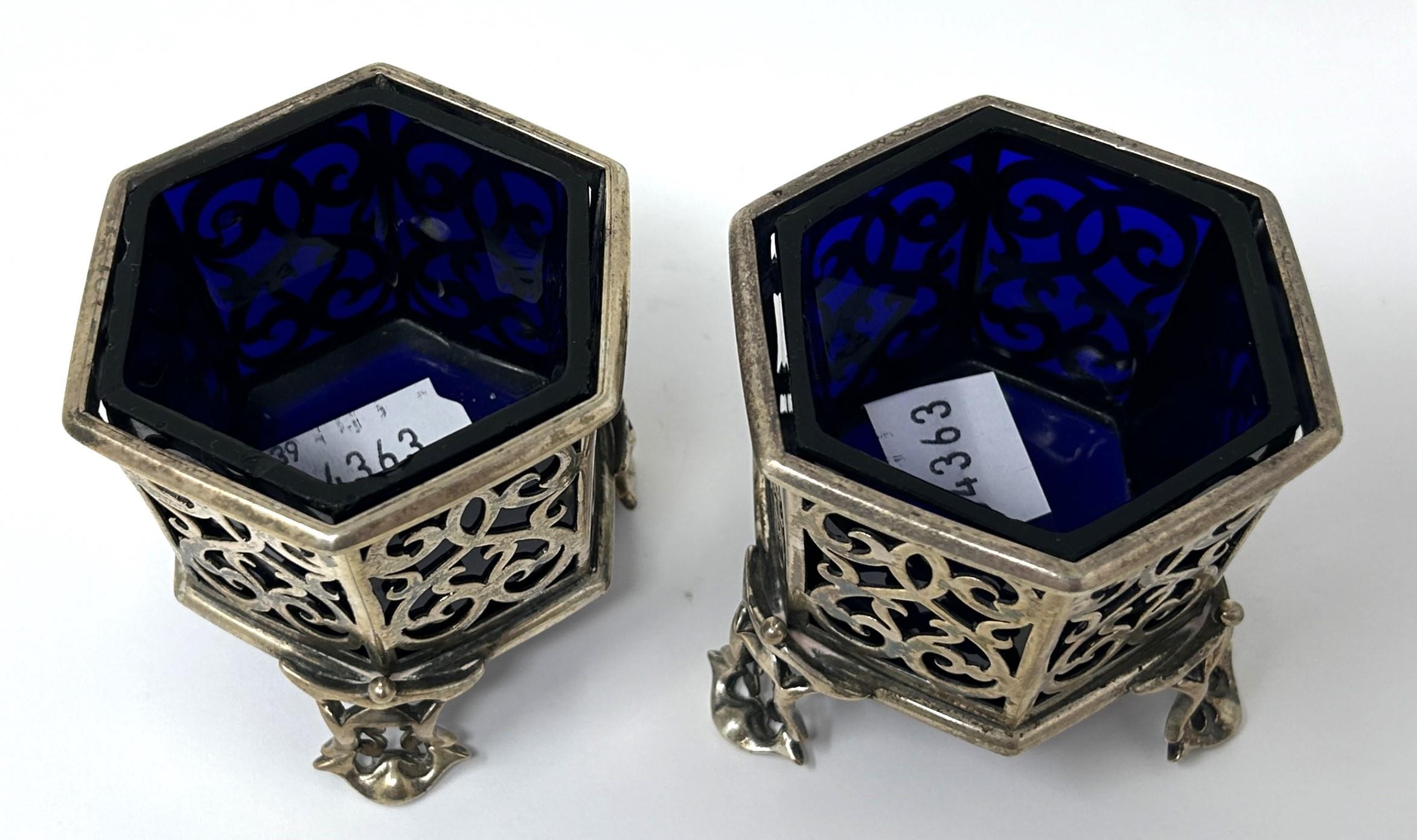 A pair of early Victorian hexagonal pierced silver salts, London 1840, 7.2 ozt, with blue glass - Image 2 of 6