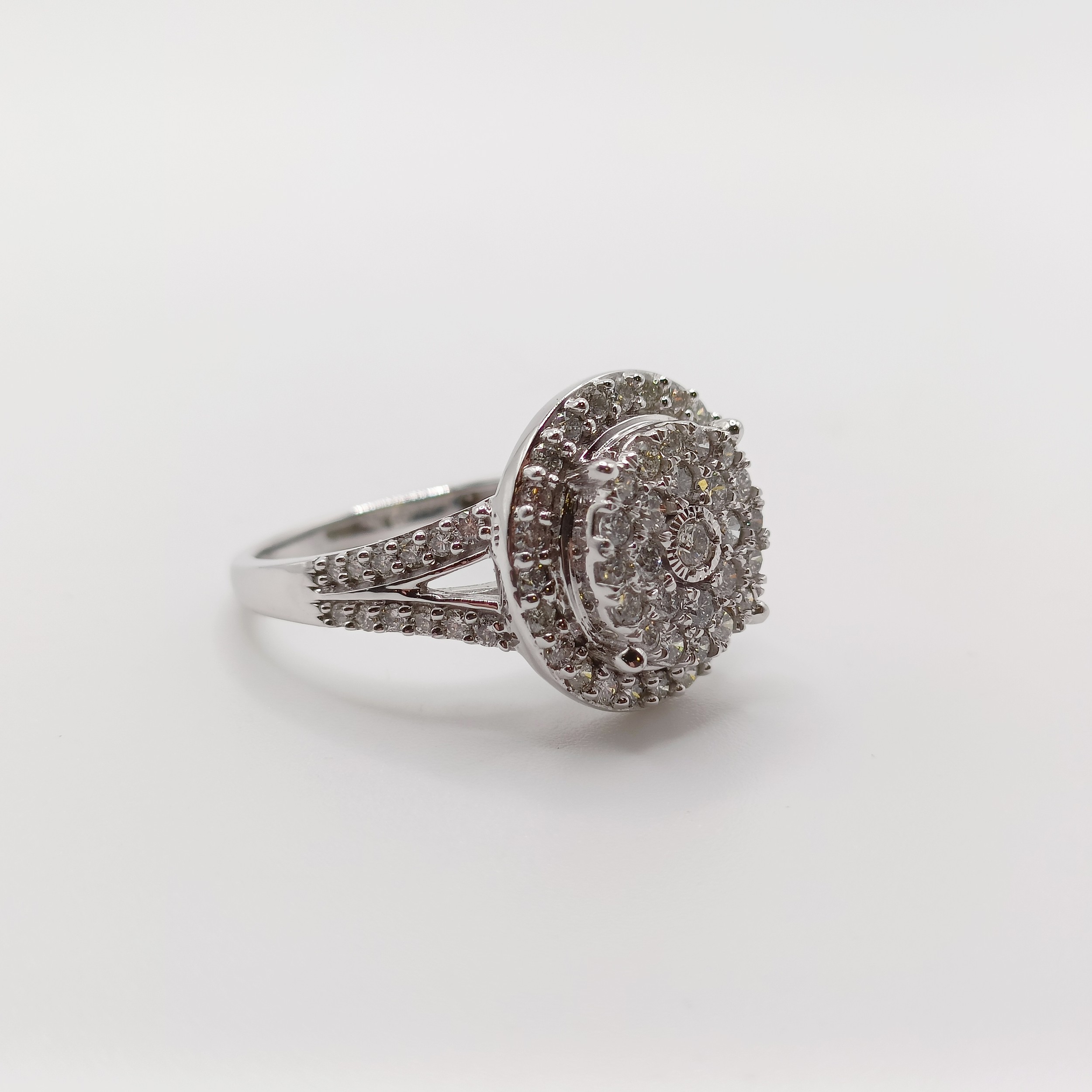 A diamond cluster ring, set in 9ct white gold, with split shoulders, R/C diamonds 1.00ct, ring - Image 2 of 7