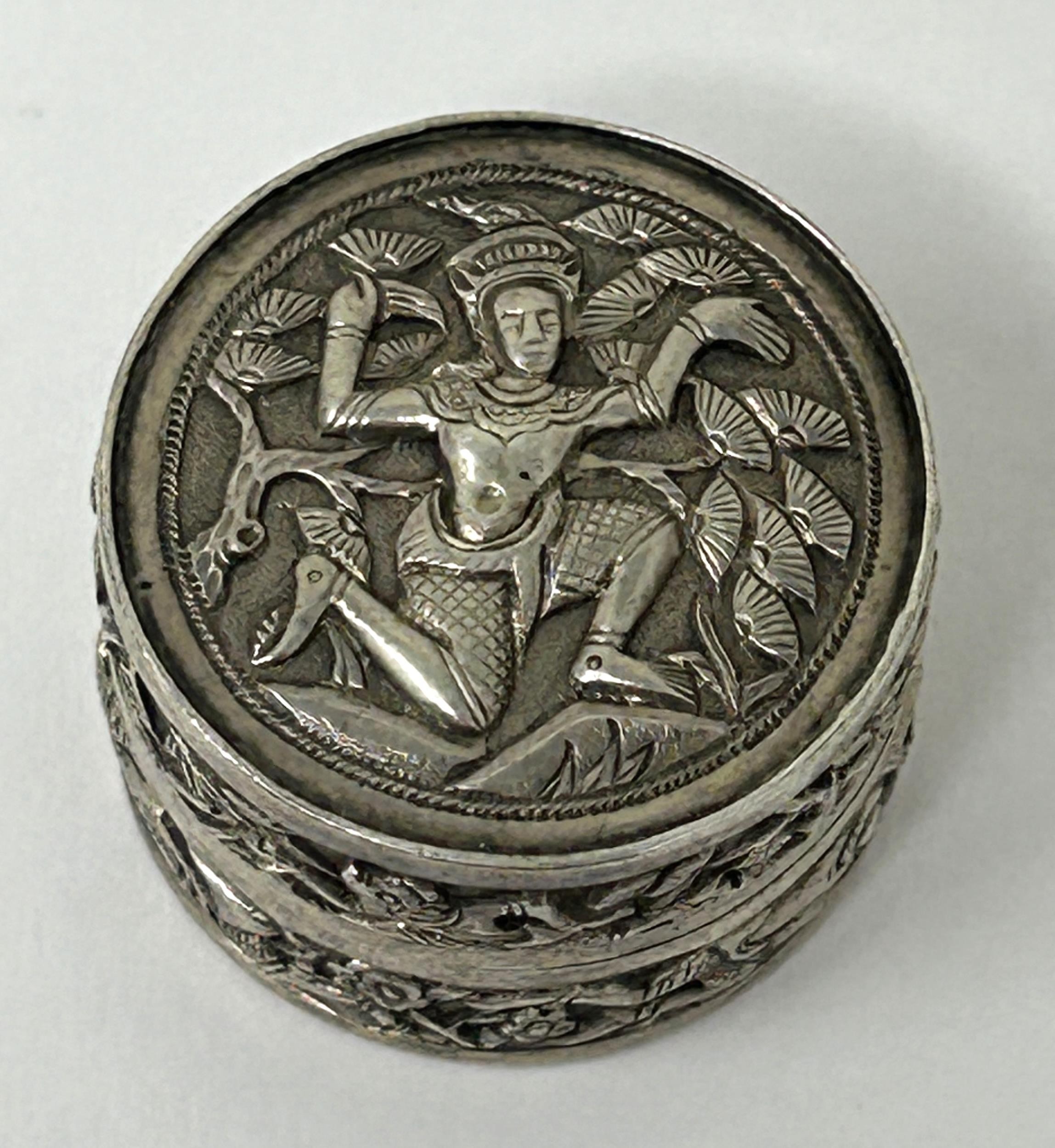 An Indian silver coloured metal pill box, decorated a figure, 19.2 g - Image 2 of 4