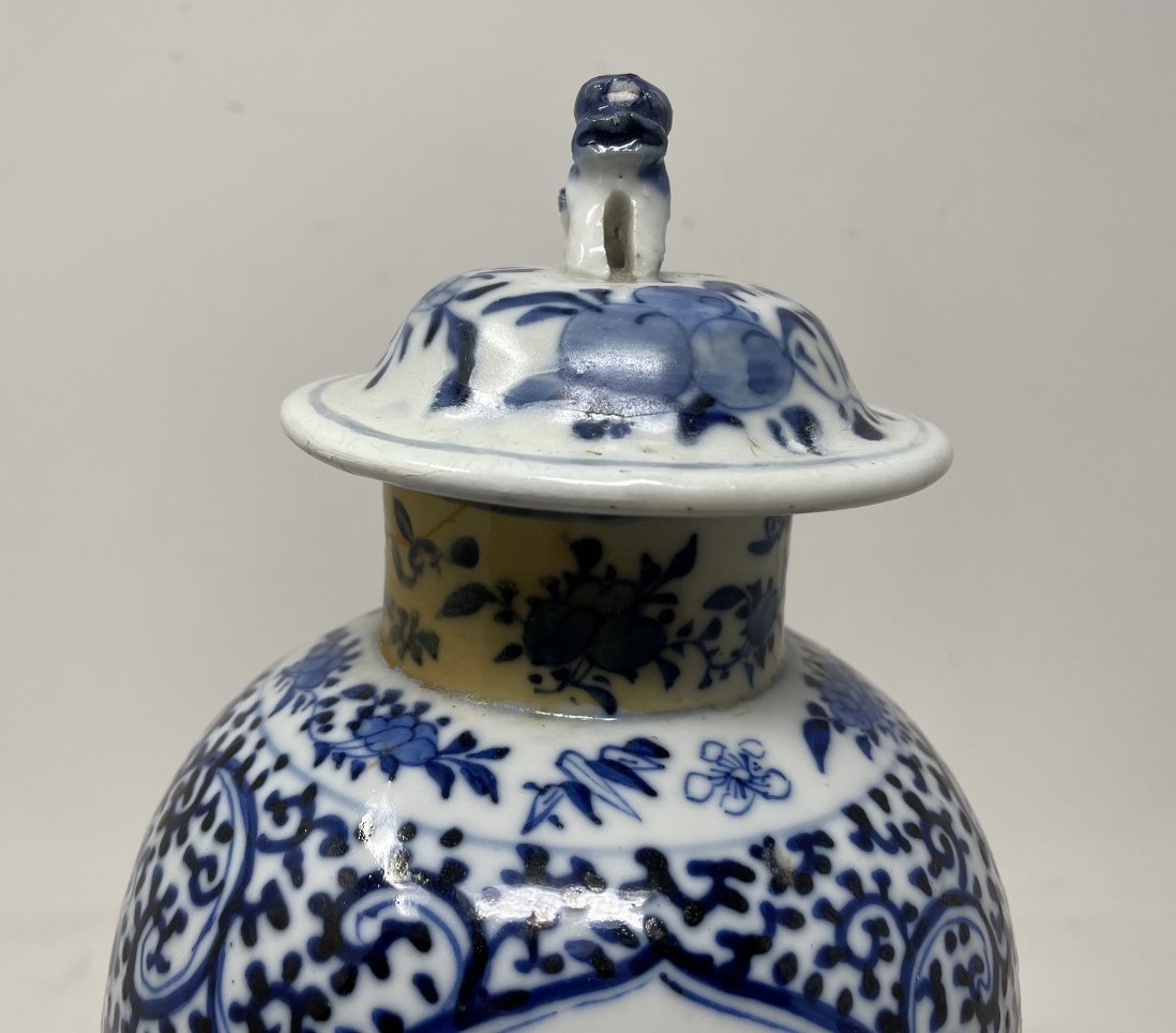 A Chinese blue and white vase and cover, decorated bird and foliage, four character mark to base, 30 - Image 4 of 7