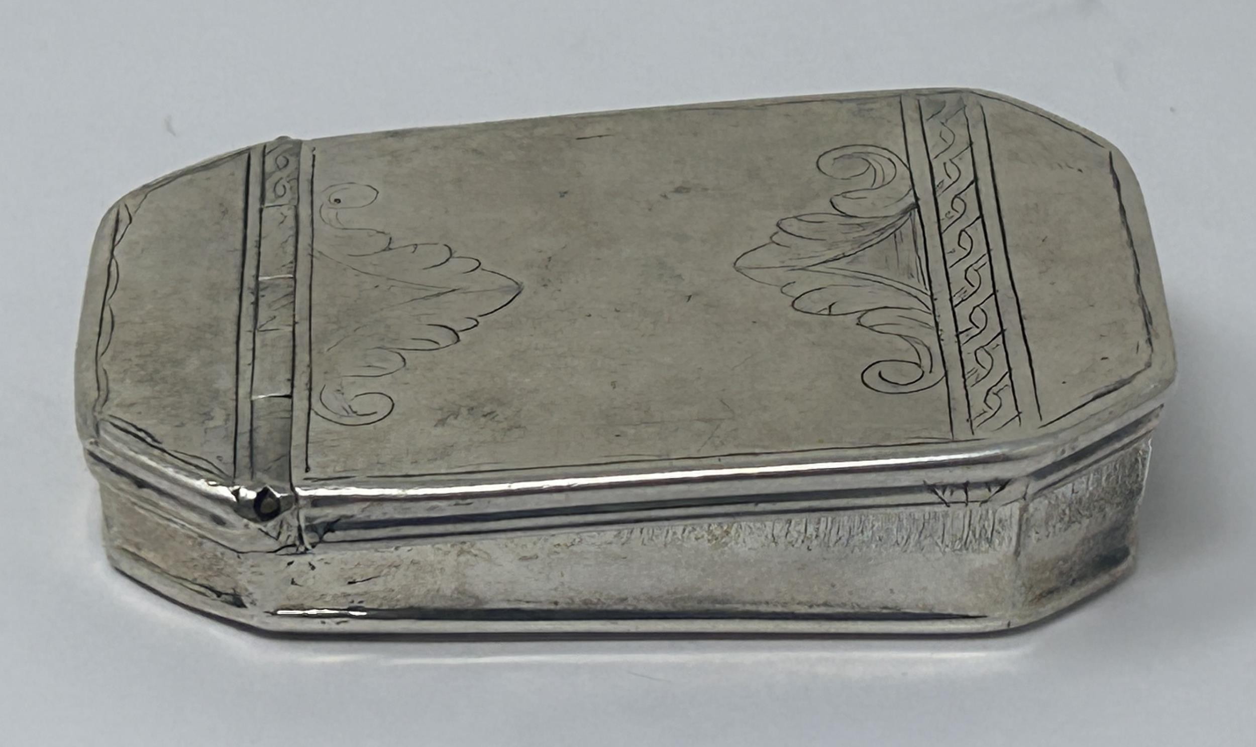 An 18th century silver snuff box, marks rubbed, 48.7 g - Image 2 of 6