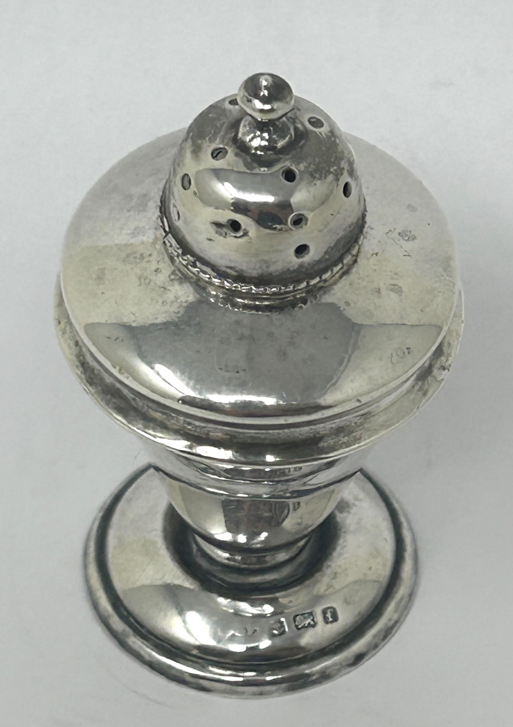 An Edward VII silver pepper, Birmingham 1905, 19.4 g - Image 3 of 4