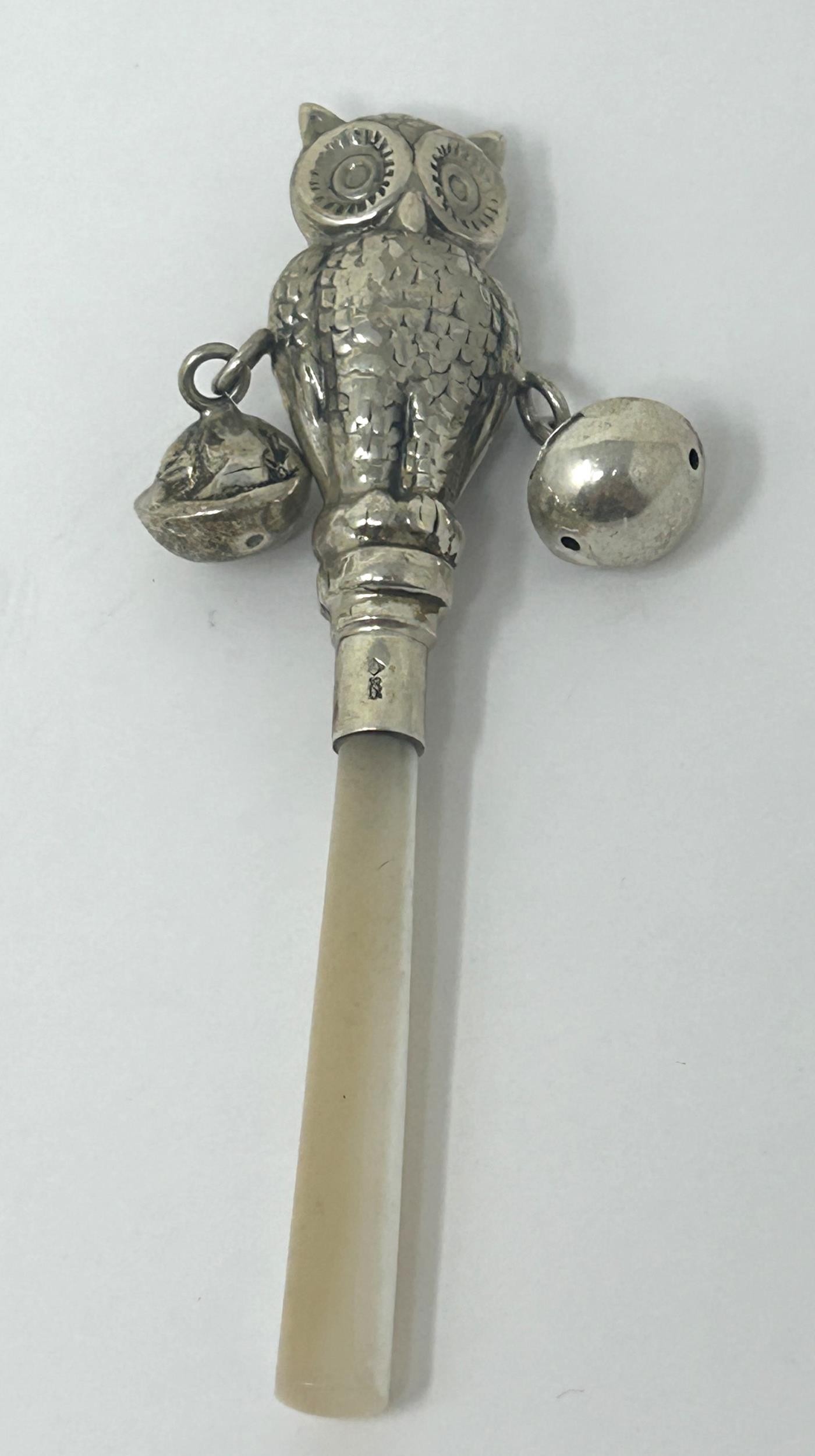 A novelty silver coloured metal and mother of pearl baby's rattle, in the form of an owl - Image 2 of 3