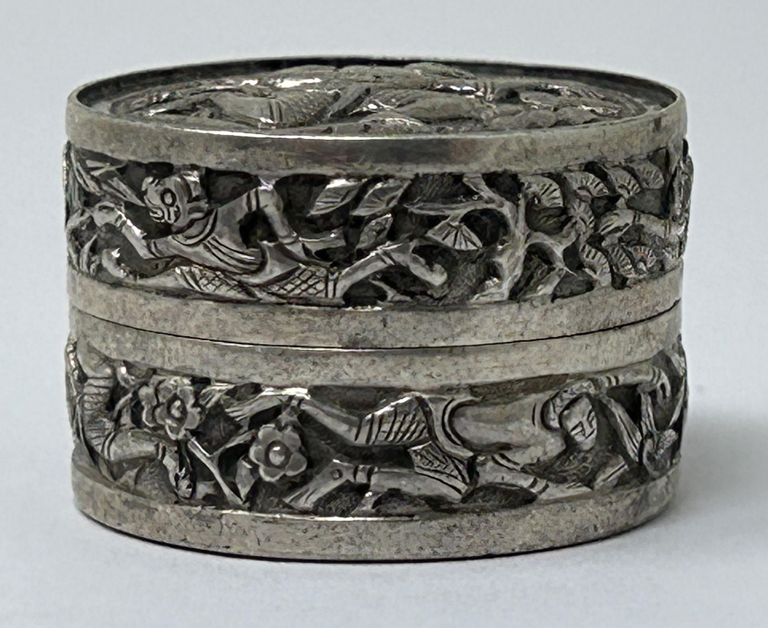 An Indian silver coloured metal pill box, decorated a figure, 19.2 g - Image 3 of 4