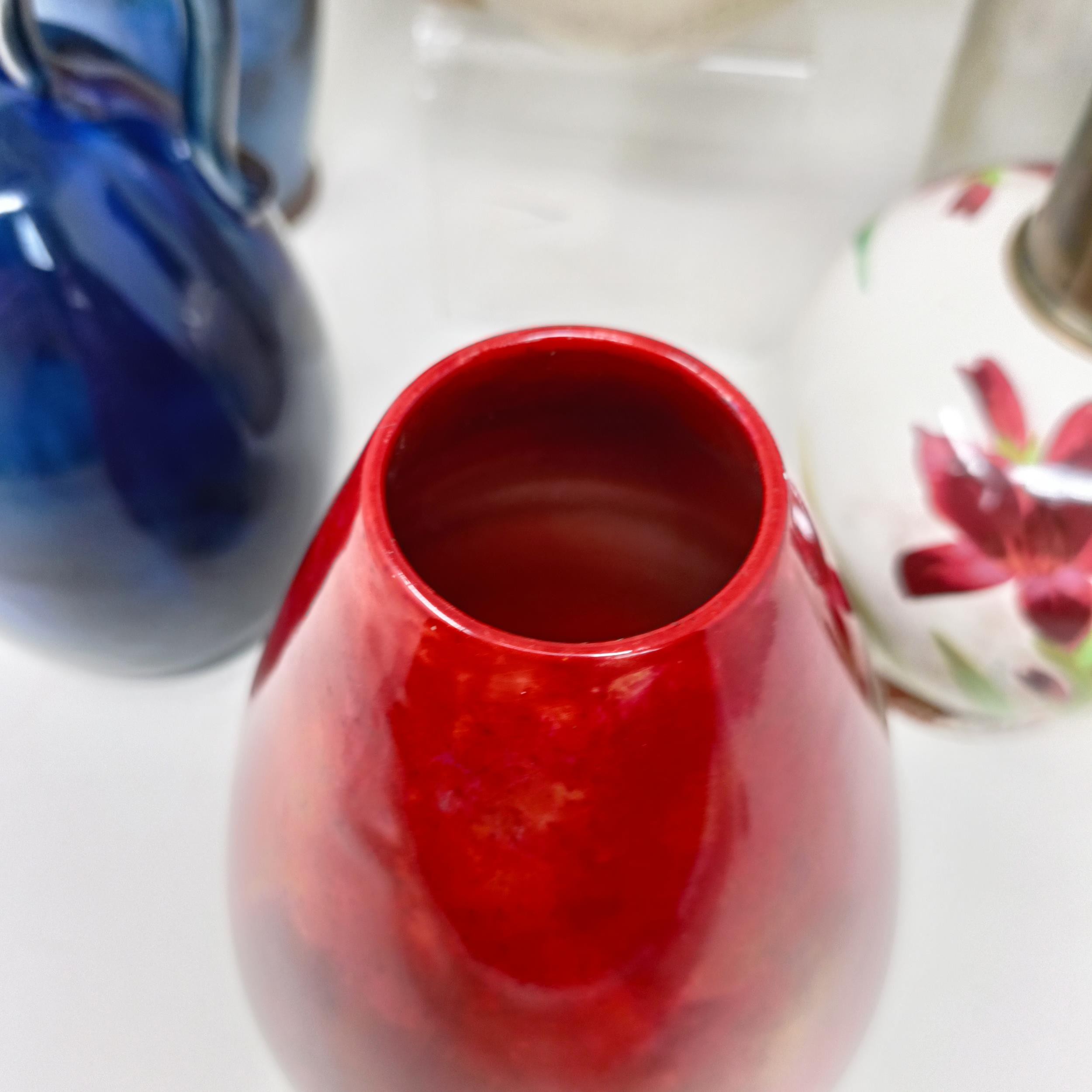 A Royal Doulton Flambé vase, 17 cm high, a Doulton Burslem teapot, two Doulton vases and two jugs ( - Bild 4 aus 33