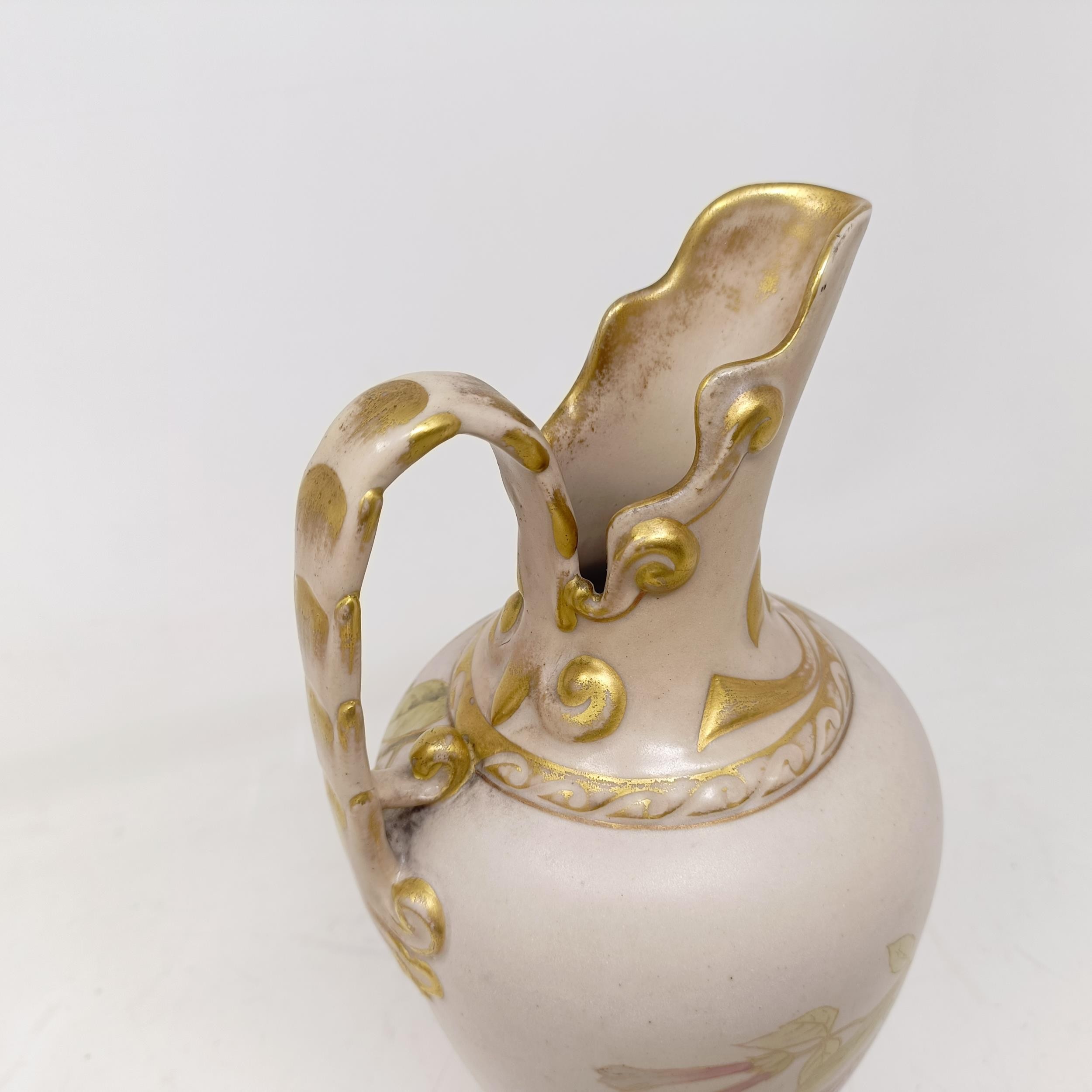 A Doulton Lambeth jug by Frank A Butler, decorated flowers, highlighted in gilt, 26 cm high good - Bild 5 aus 8